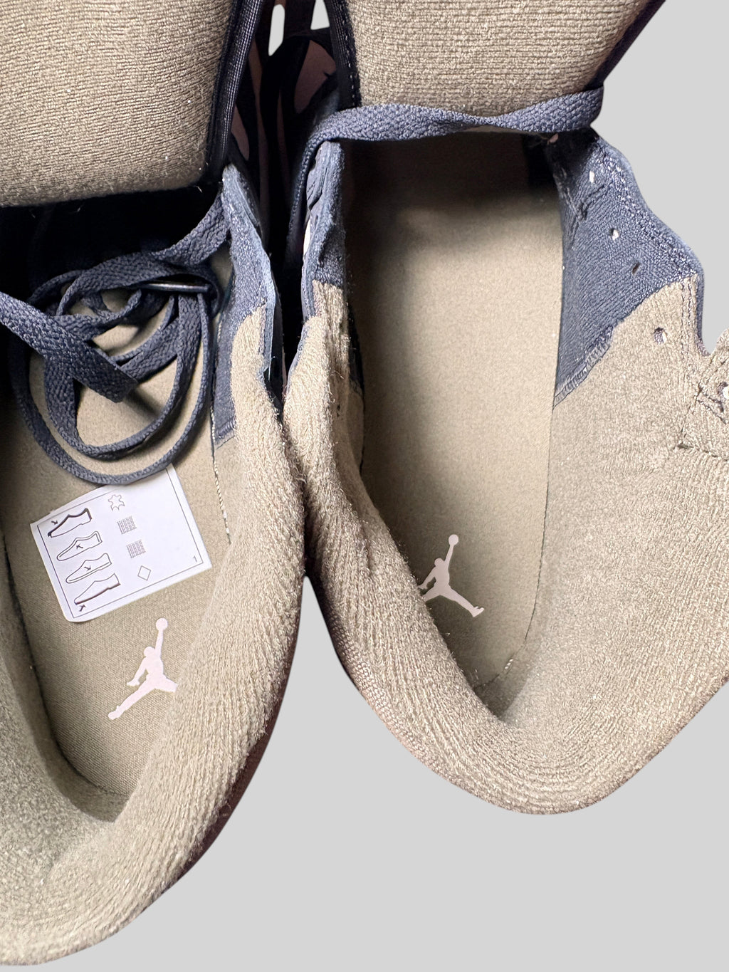 Vue intérieure des baskets FASHION SC Air Jordan 1 Mid SE en tons olive et noir avec logo Jumpman sur la semelle