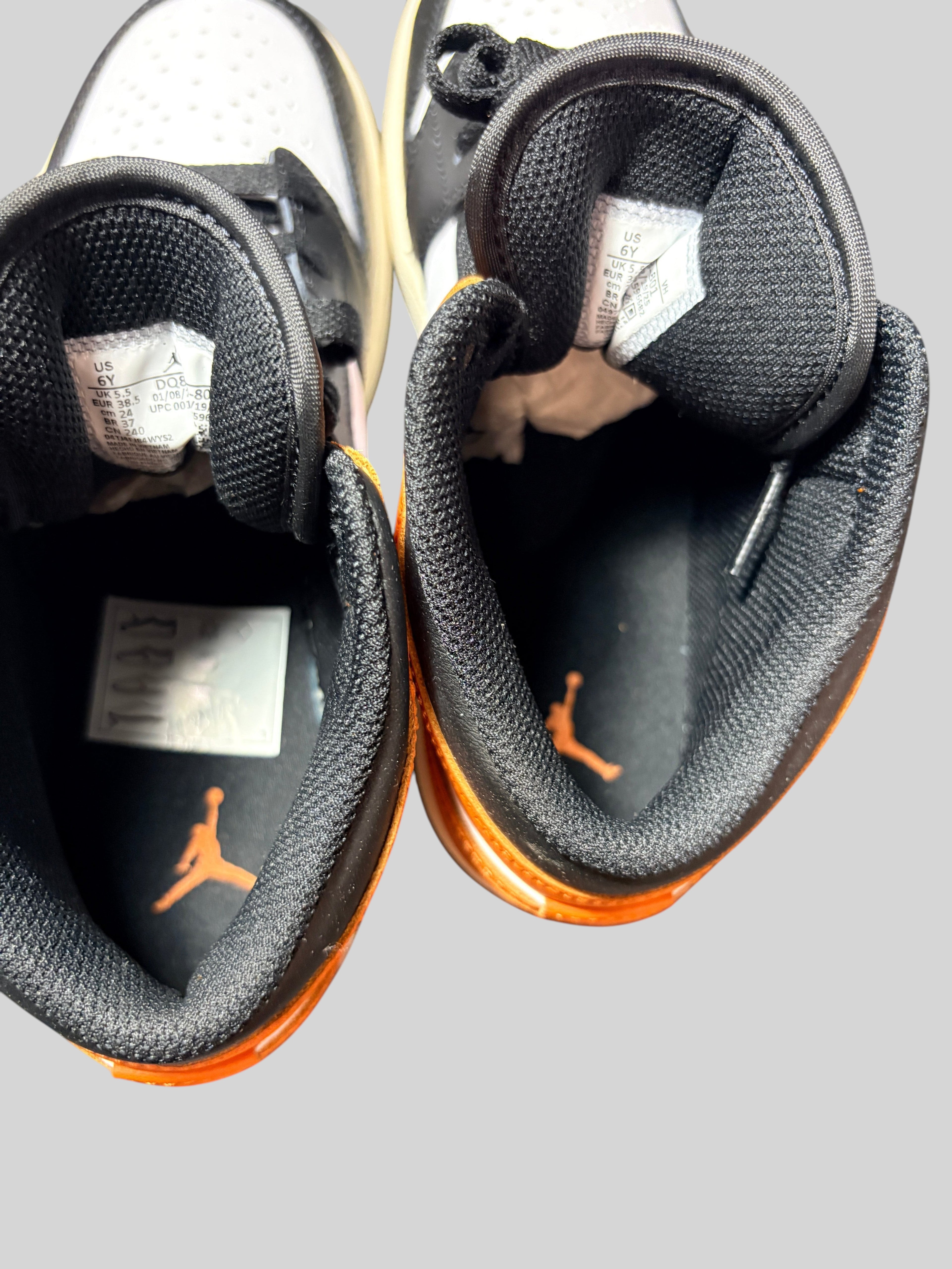 Vue de dessus de l'intérieur des baskets FASHION SC Air Jordan 1 Mid GS Black Toe Starfish avec semelles orange