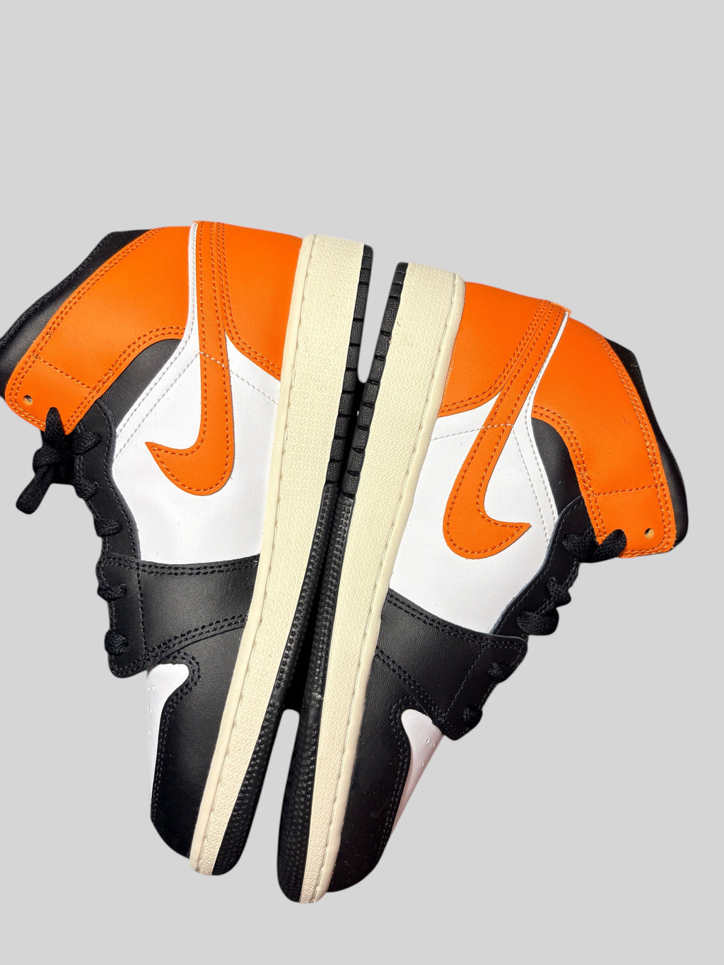 Paire de sneakers FASHION SC Air Jordan 1 Mid GS Black Toe Starfish en cuir blanc, noir et orange vif