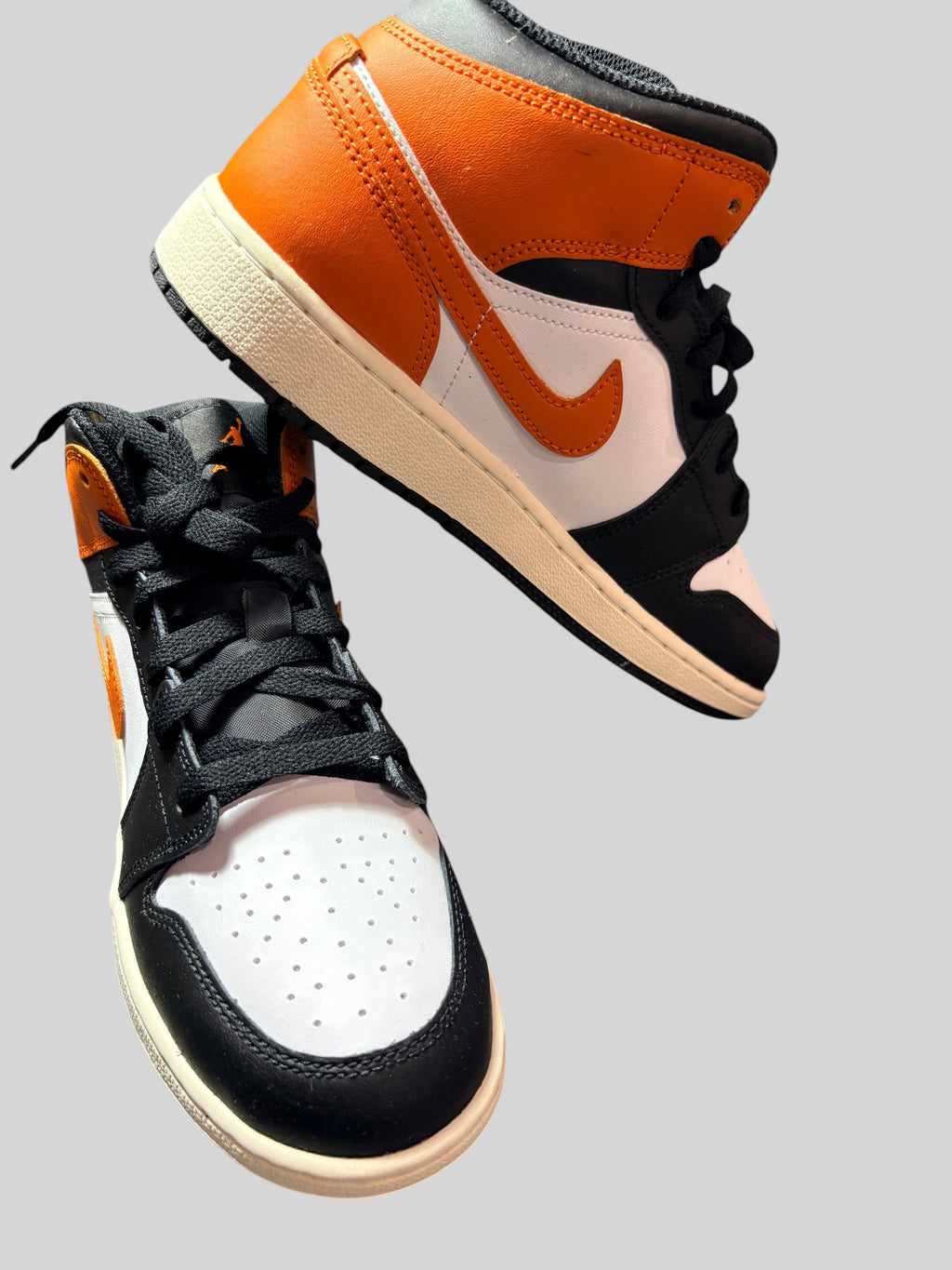 Baskets FASHION SC Air Jordan 1 Mid GS Black Toe Starfish en cuir blanc, noir et orange, neuves.