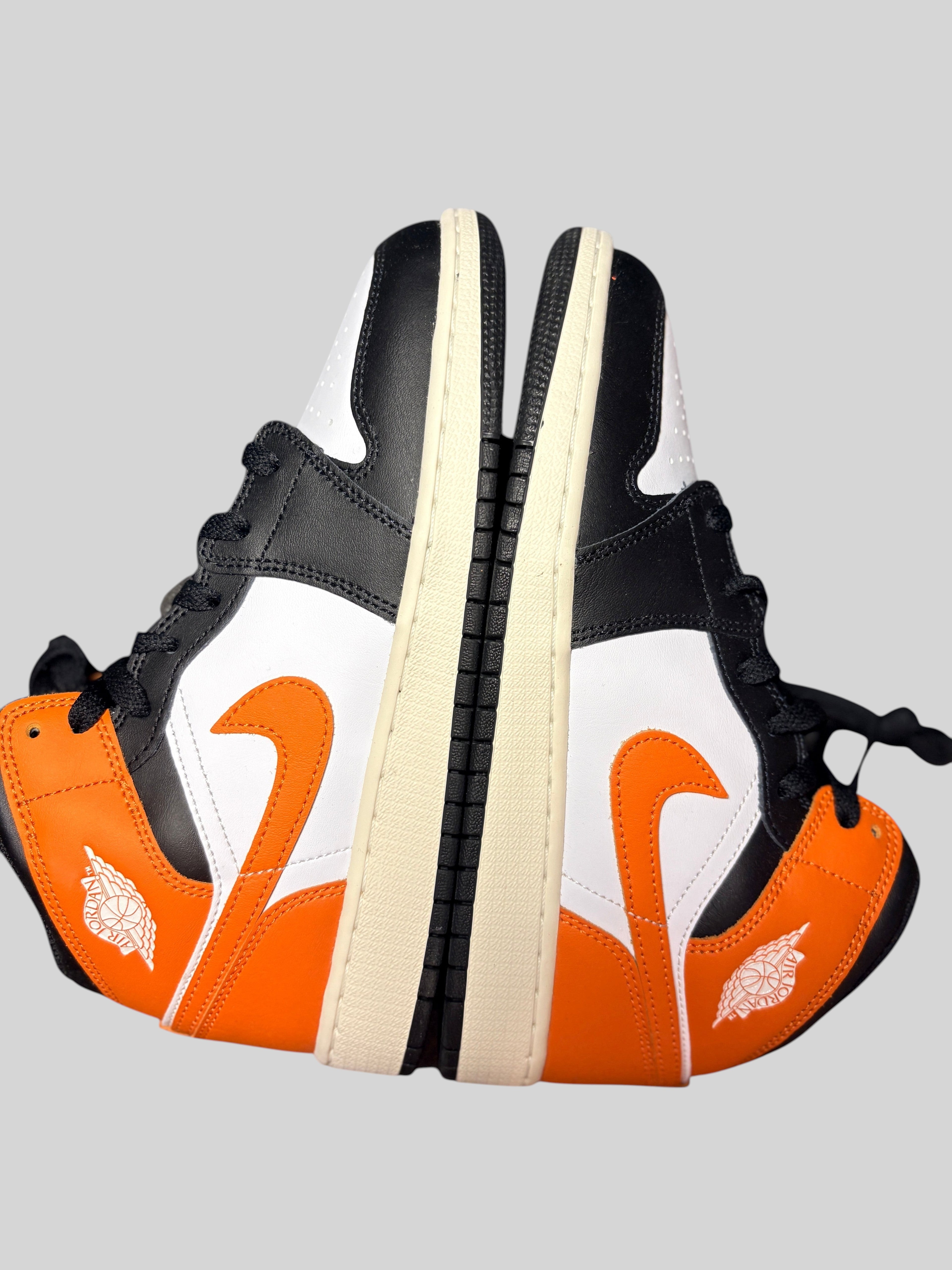 Baskets FASHION SC Air Jordan 1 Mid GS Black Toe Starfish en cuir blanc, noir et orange avec logo Wings