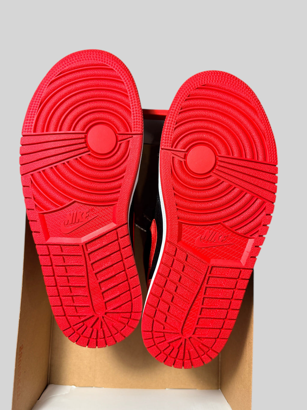 Semelles rouges en caoutchouc des baskets Air Jordan 1 High OG Satin Bred chez FASHION SC