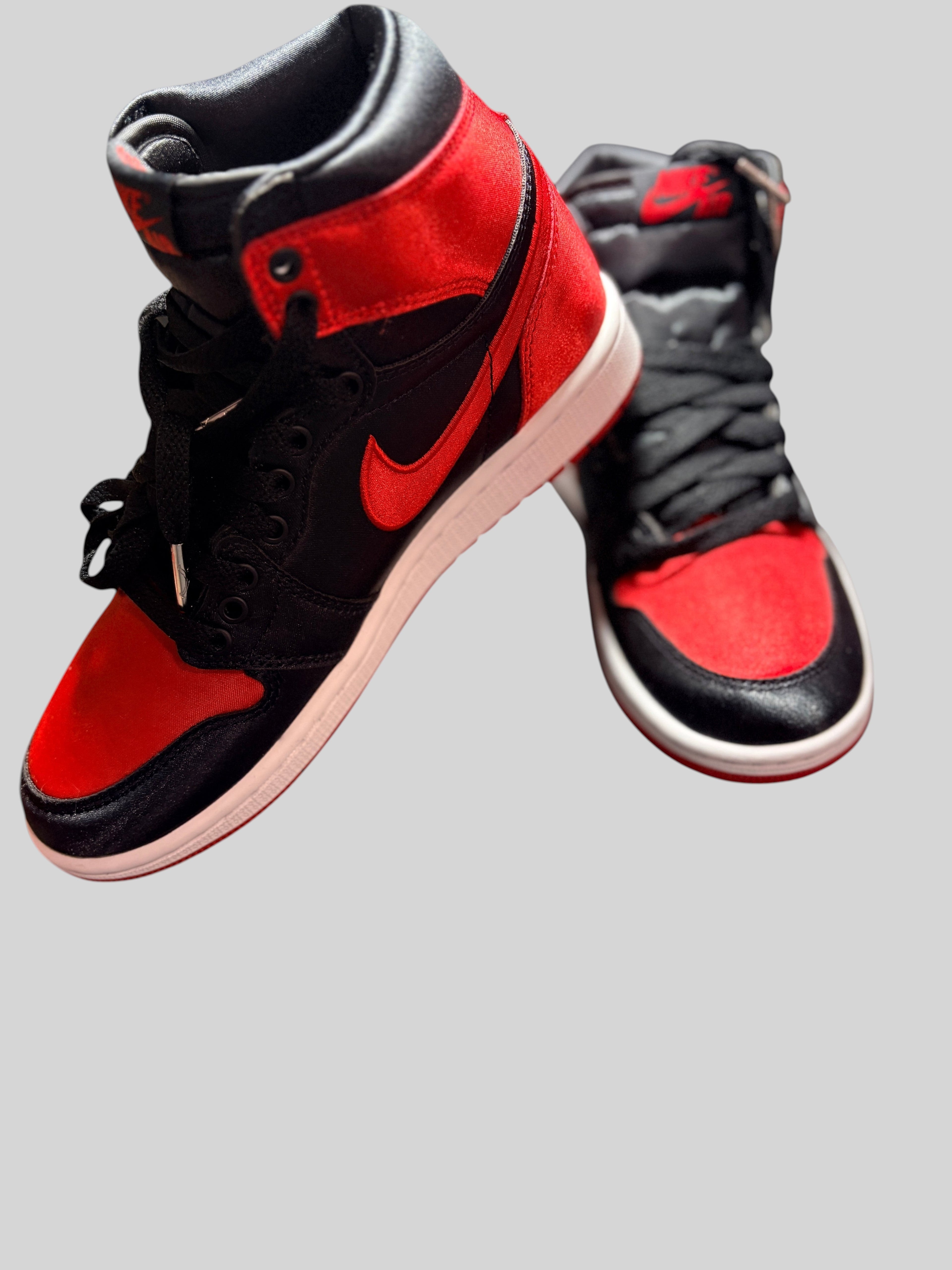 Baskets FASHION SC Air Jordan 1 High OG Satin Bred en textile satiné rouge et noir avec semelle en caoutchouc