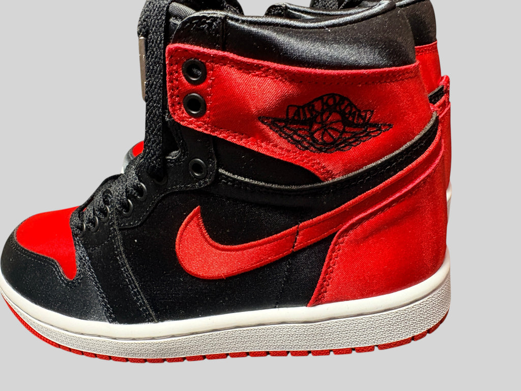 Baskets FASHION SC Air Jordan 1 High OG Satin Bred en textile satiné rouge et noir avec logo Wings emblématique