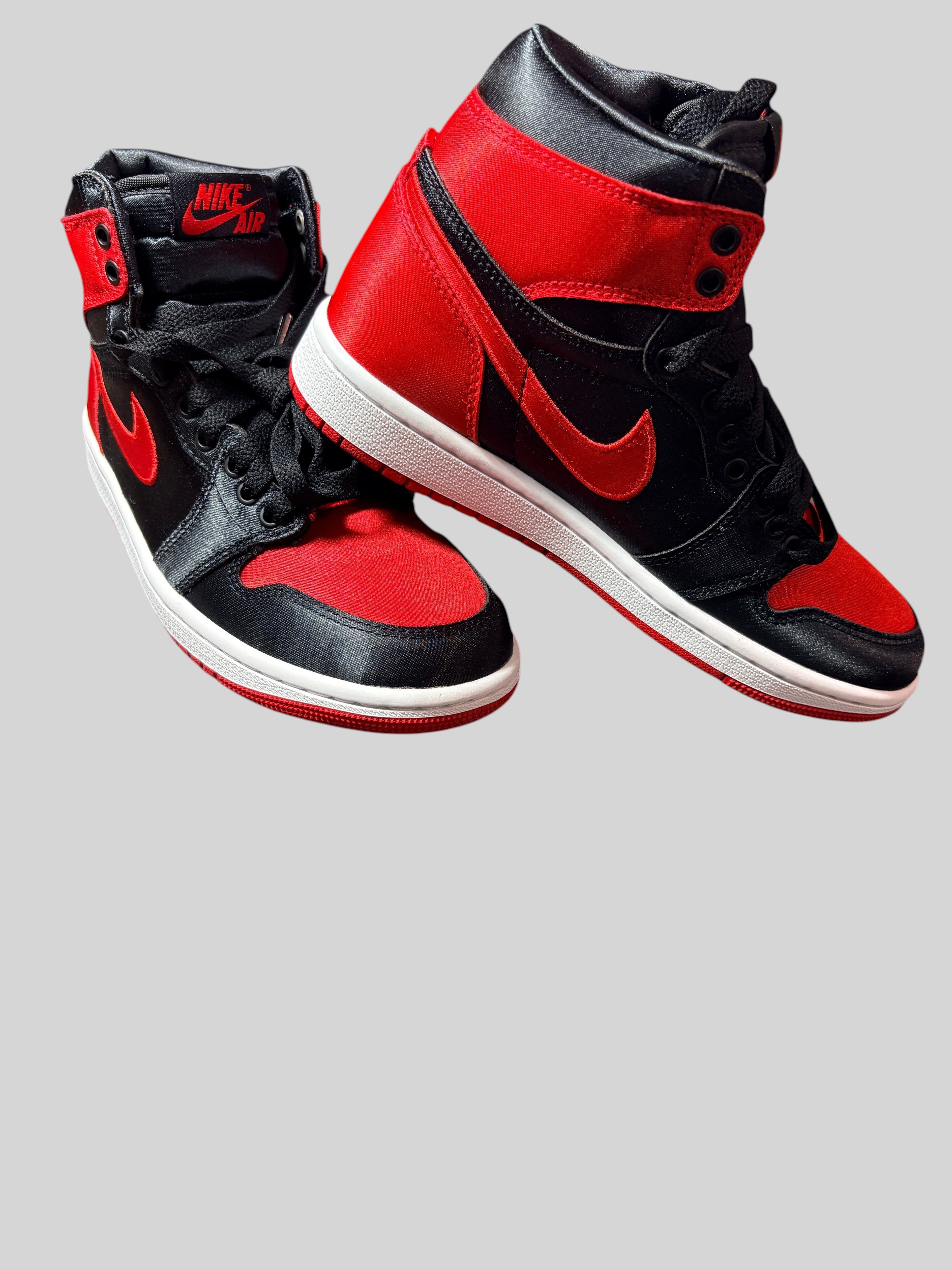 Baskets FASHION SC Air Jordan 1 High OG Satin Bred en textile satiné rouge et noir, taille 36.5, neuves.
