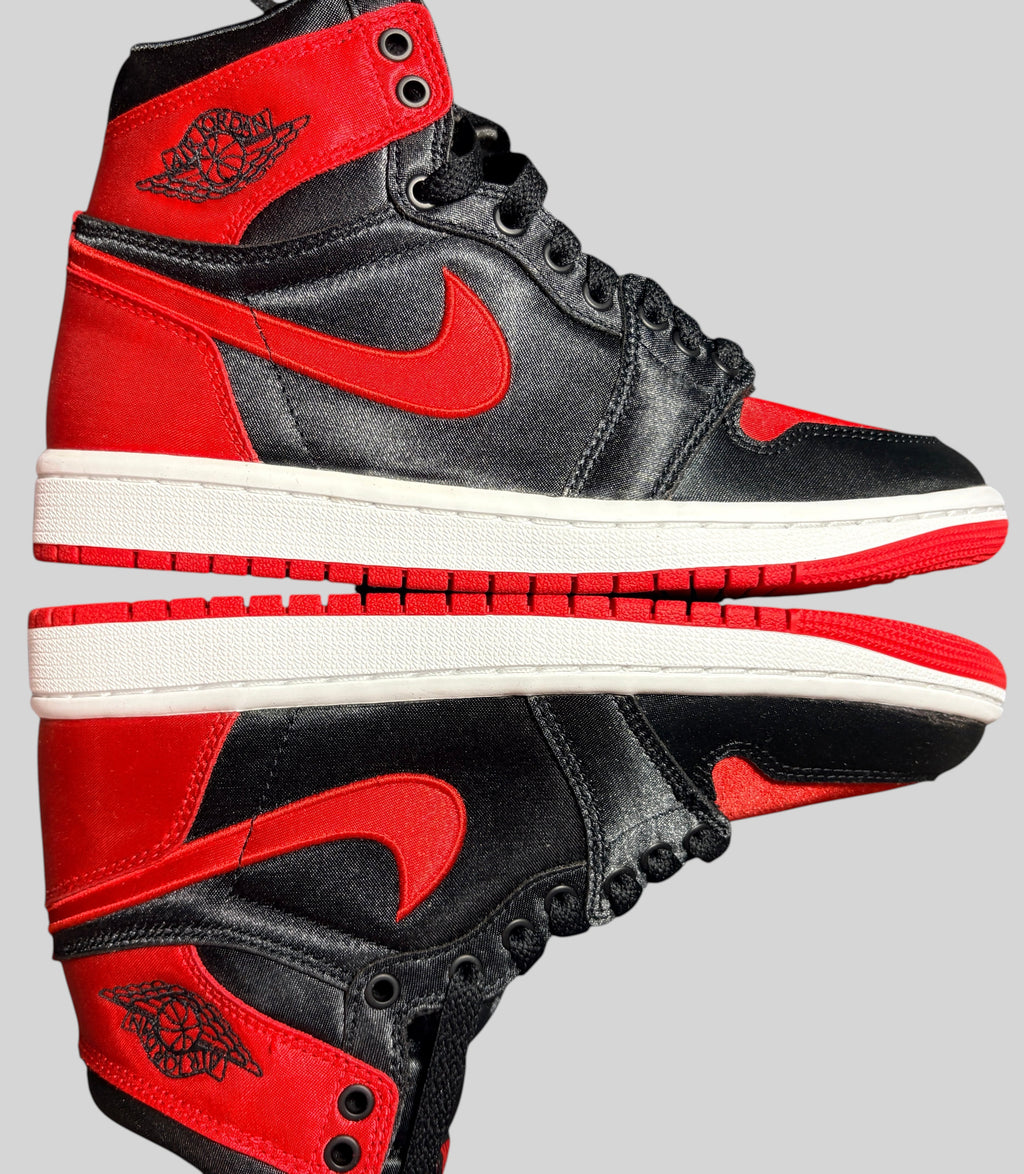 Baskets FASHION SC Air Jordan 1 High OG Satin Bred en textile satiné rouge et noir avec semelle en caoutchouc