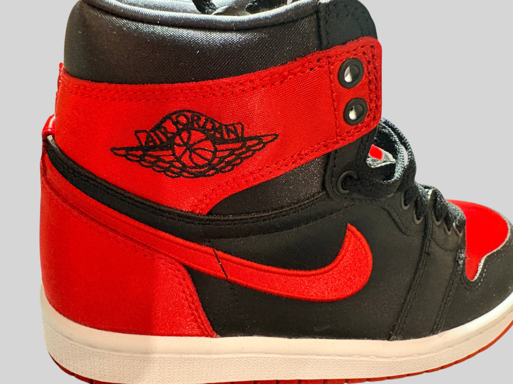 Baskets FASHION SC Air Jordan 1 High OG Satin Bred en textile satiné noir et rouge avec logo Wings emblématique