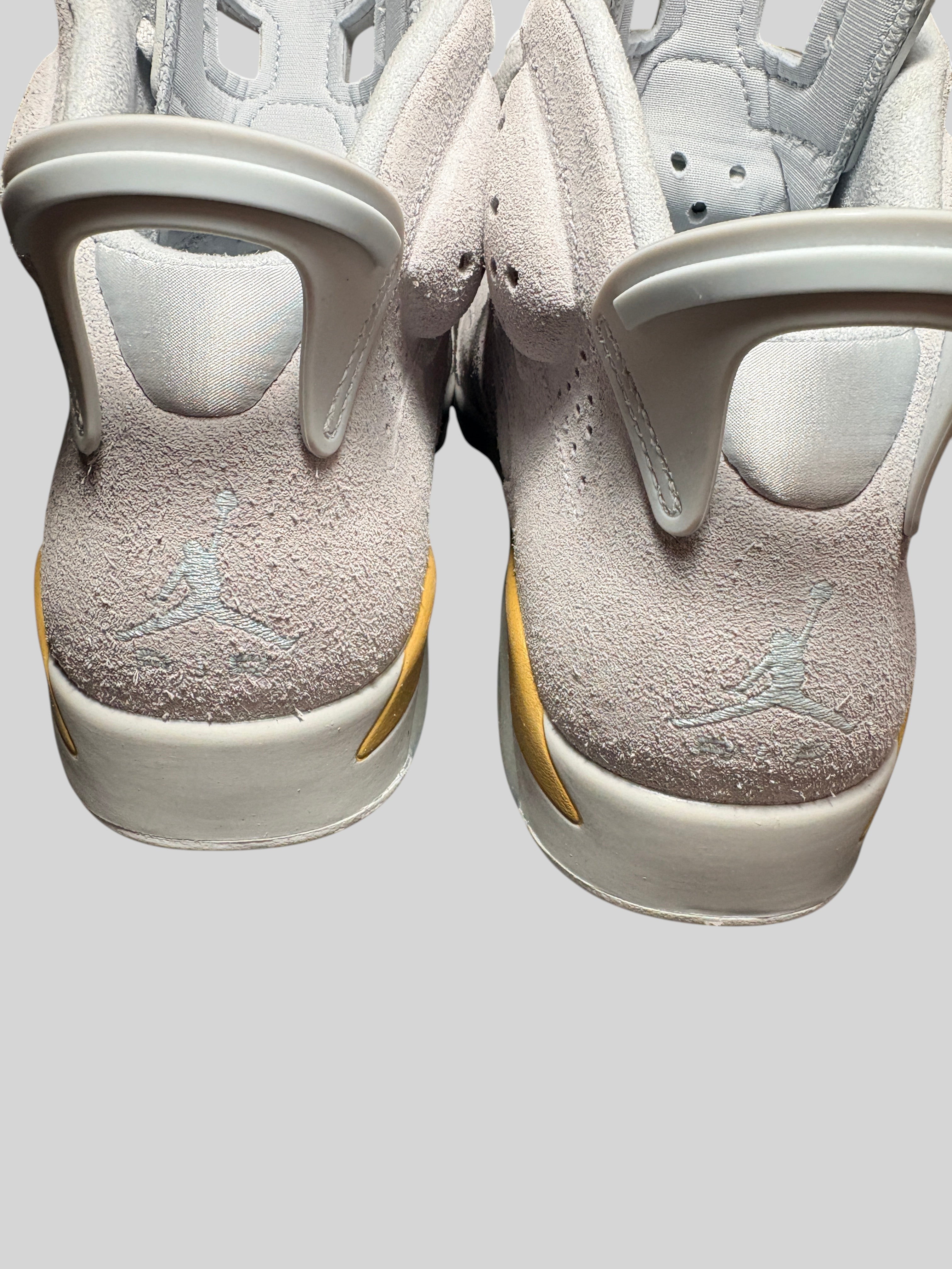 Vue arrière des baskets FASHION SC Air Jordan 6 Retro Craft Pearl en cuir suédé gris platine avec détails dorés
