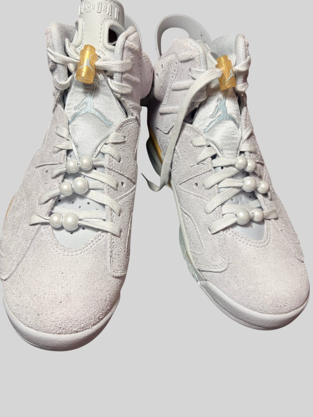 Baskets Air Jordan 6 Retro Craft Pearl FASHION SC en cuir gris platine avec détails dorés et perles sur les lacets