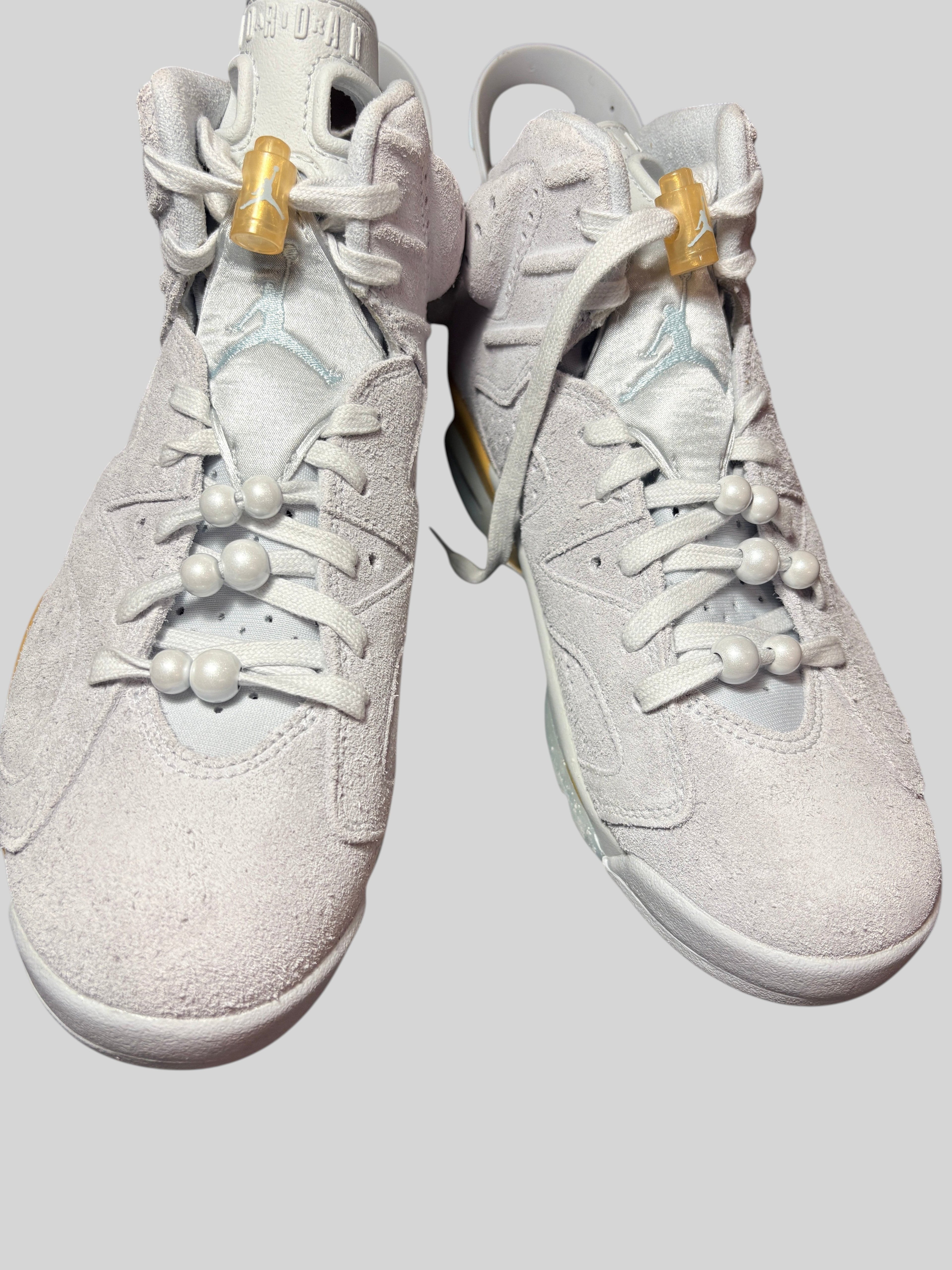 Baskets Air Jordan 6 Retro Craft Pearl FASHION SC en cuir gris platine avec détails dorés et perles sur les lacets