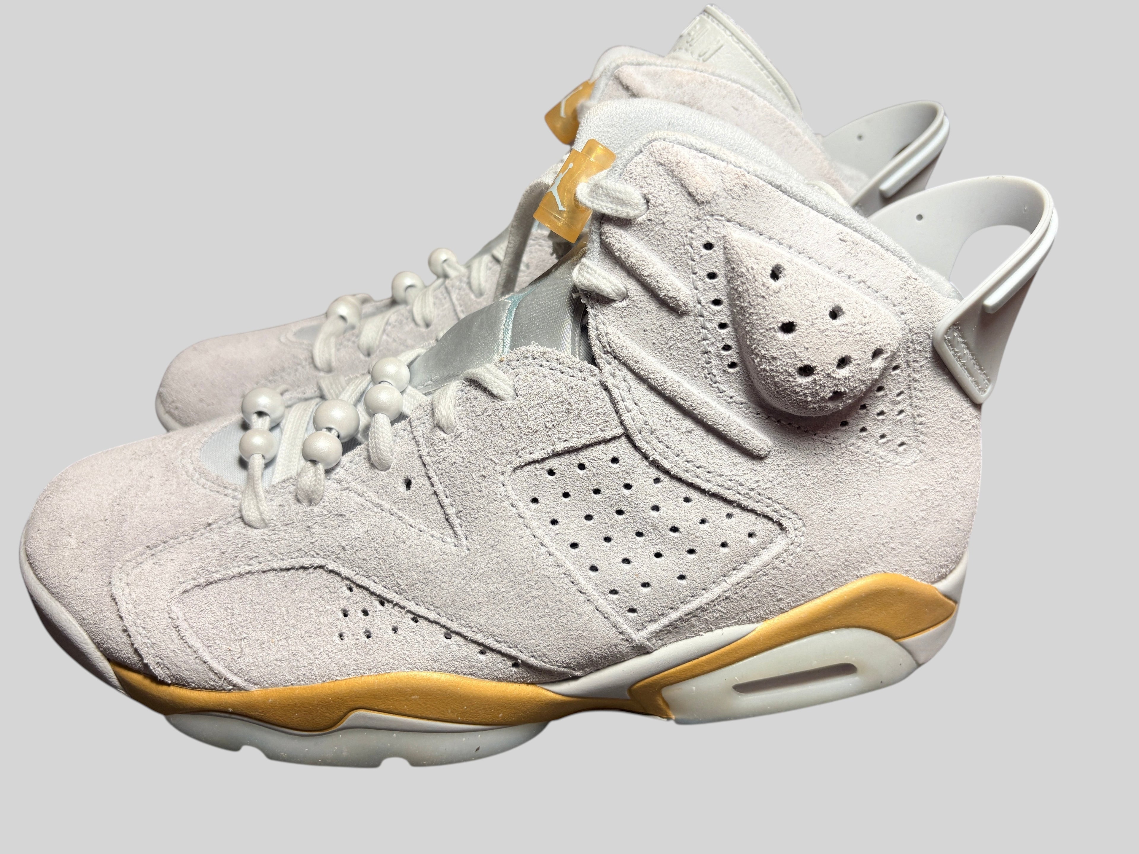 Baskets FASHION SC Air Jordan 6 Retro Craft Pearl en daim gris platine avec détails dorés et semelle Glacier Blue