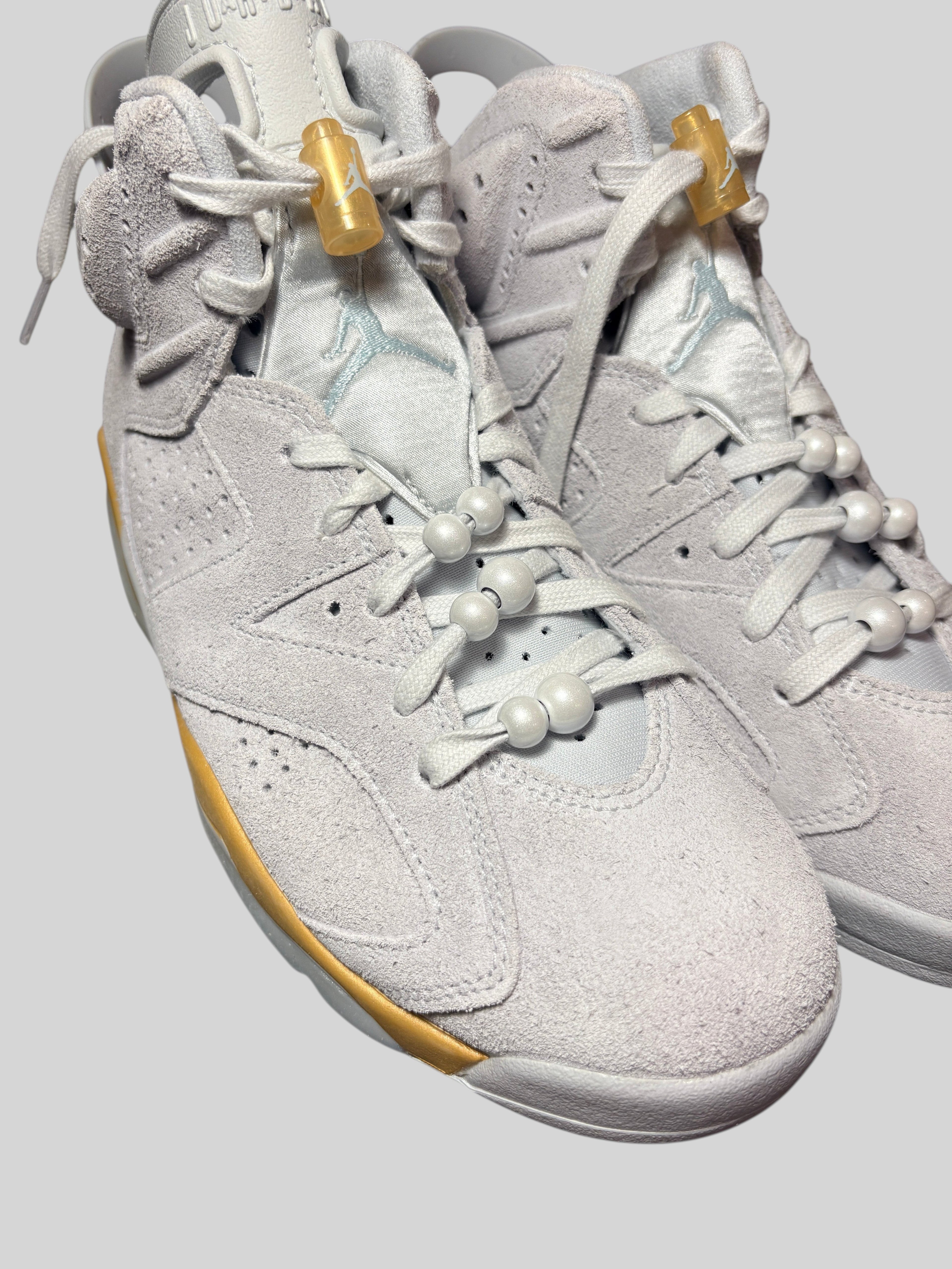 Baskets FASHION SC Air Jordan 6 Retro Craft Pearl en daim gris platine avec détails dorés et perles sur les lacets