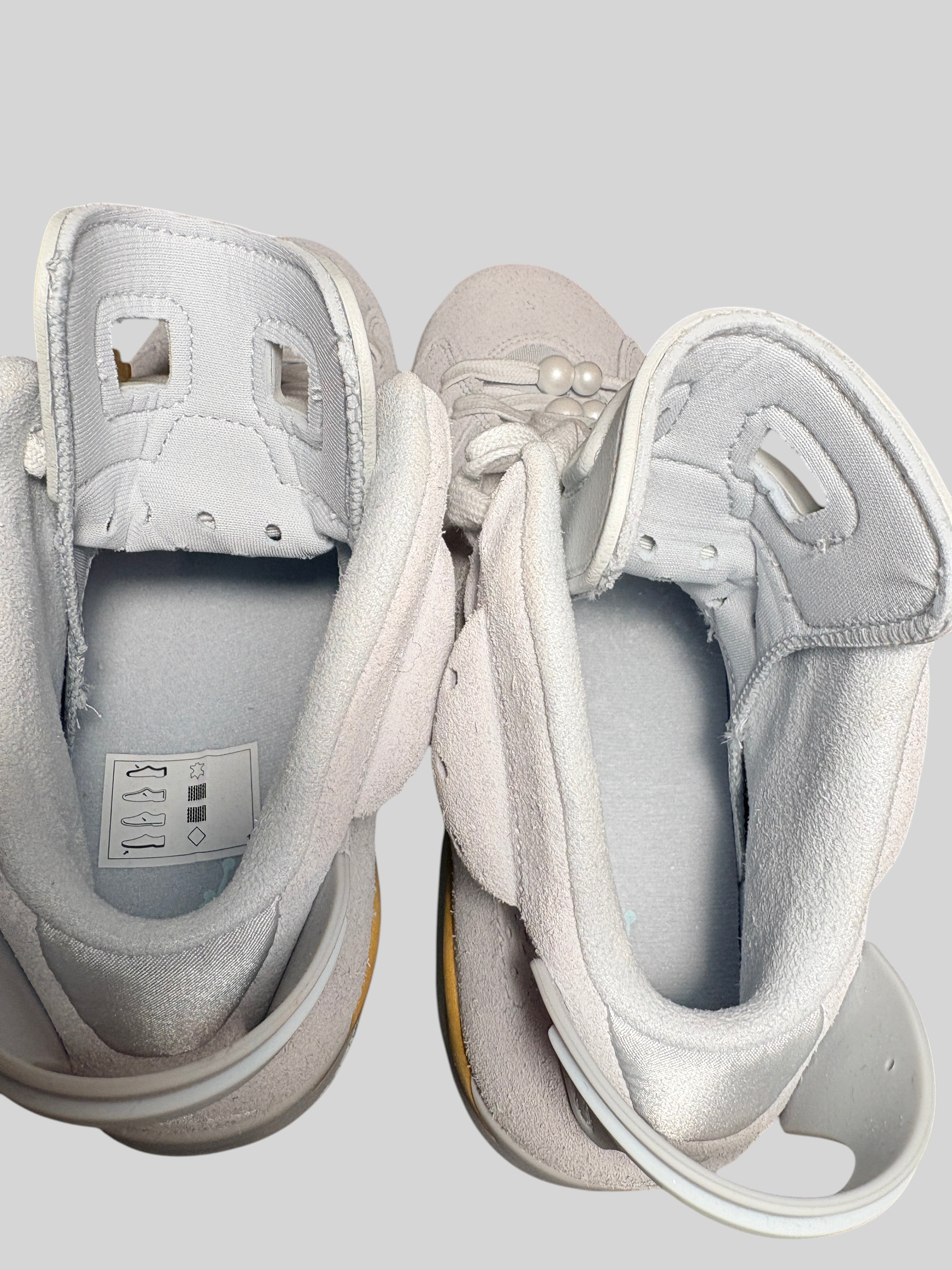 Vue de dessus des baskets FASHION SC Air Jordan 6 Retro Craft Pearl en cuir gris platine et détails dorés