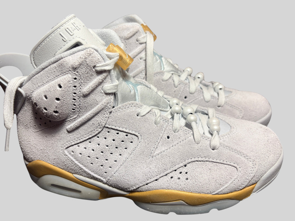 Baskets FASHION SC Air Jordan 6 Retro Craft Pearl en daim gris platine avec détails dorés et perles sur les lacets