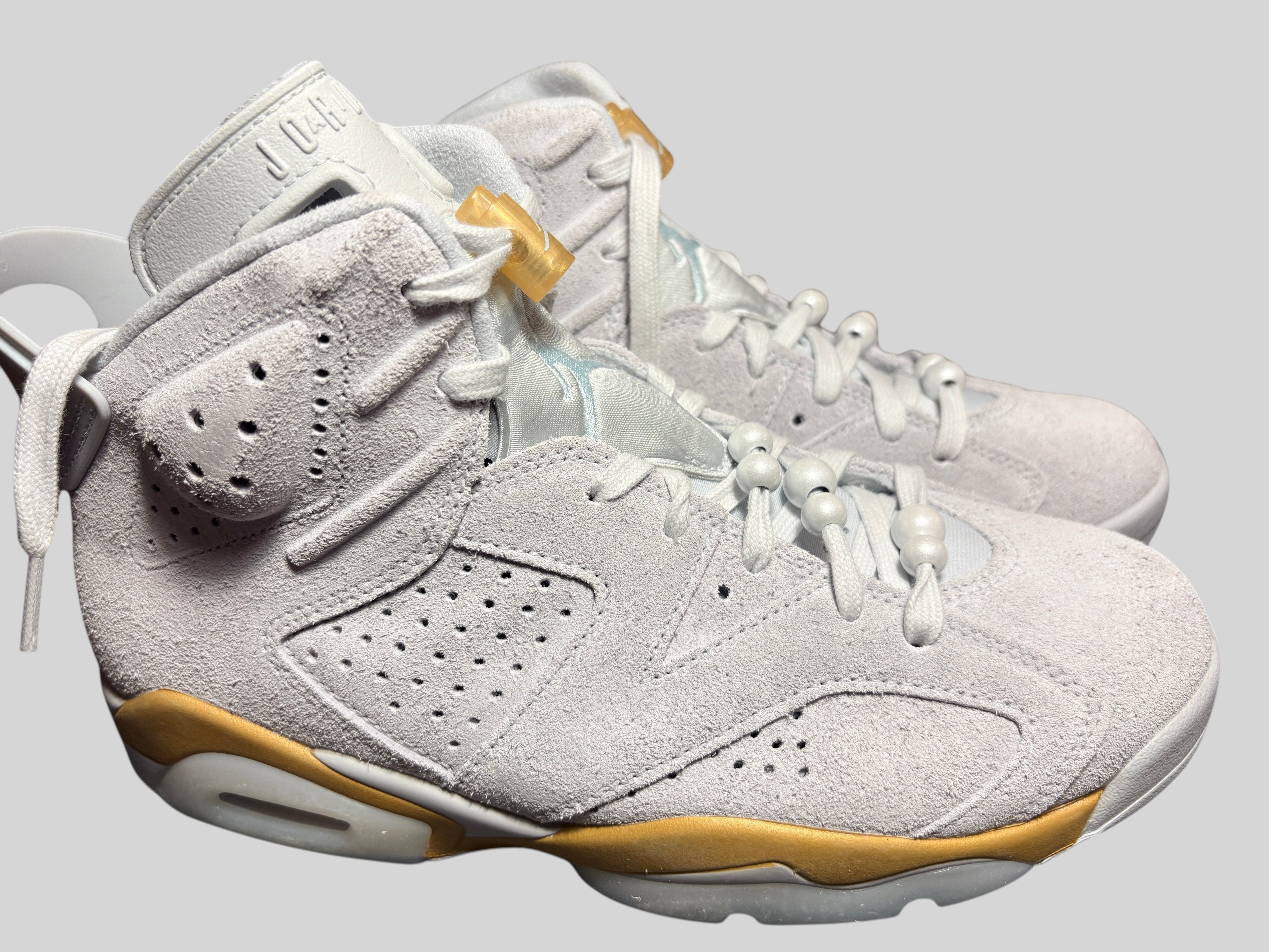 Baskets FASHION SC Air Jordan 6 Retro Craft Pearl en daim gris platine avec détails dorés et perles sur les lacets