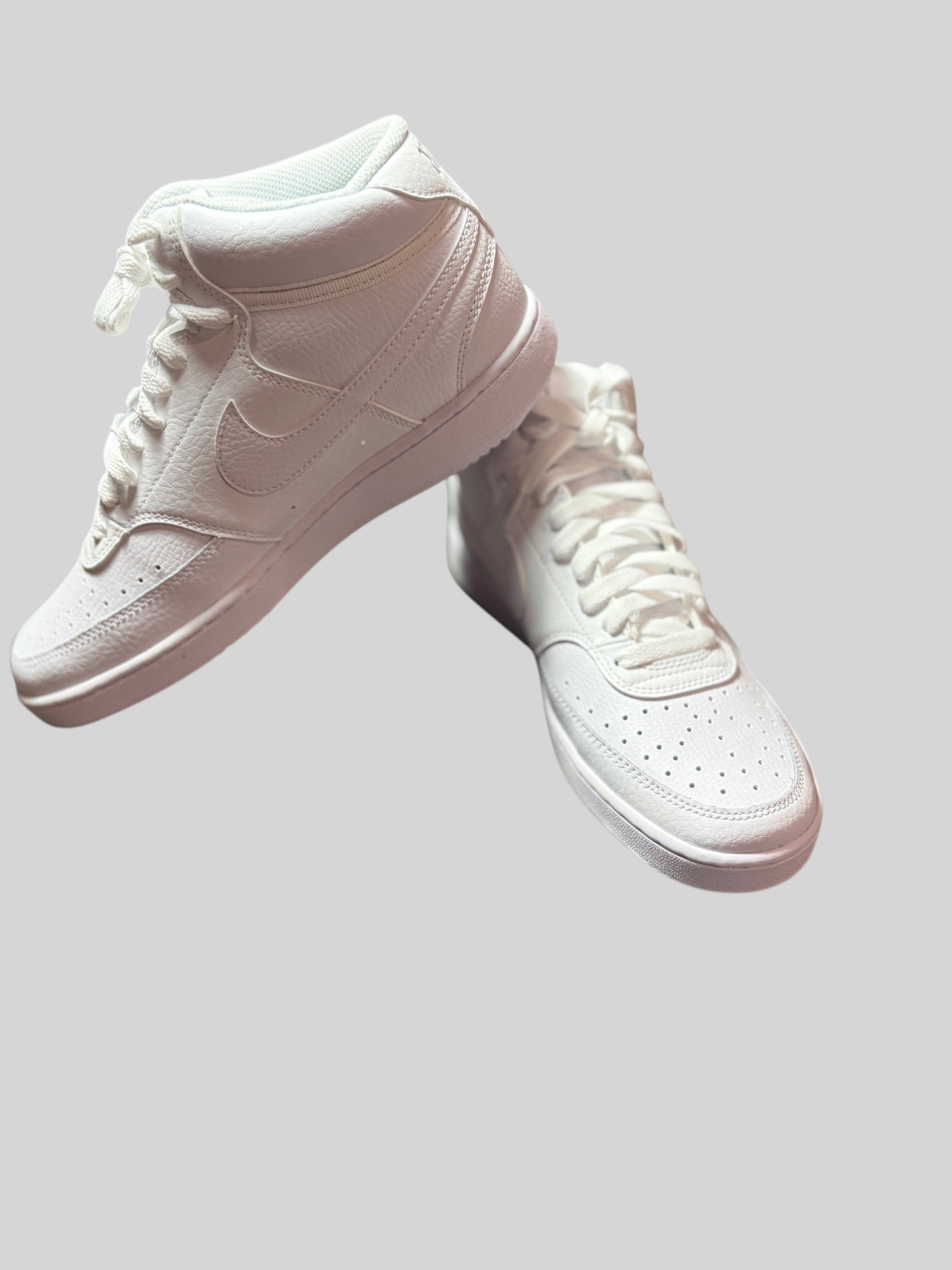 Baskets montantes FASHION SC Nike Court Vision Mid pour femme en cuir blanc Triple White avec détails perforés