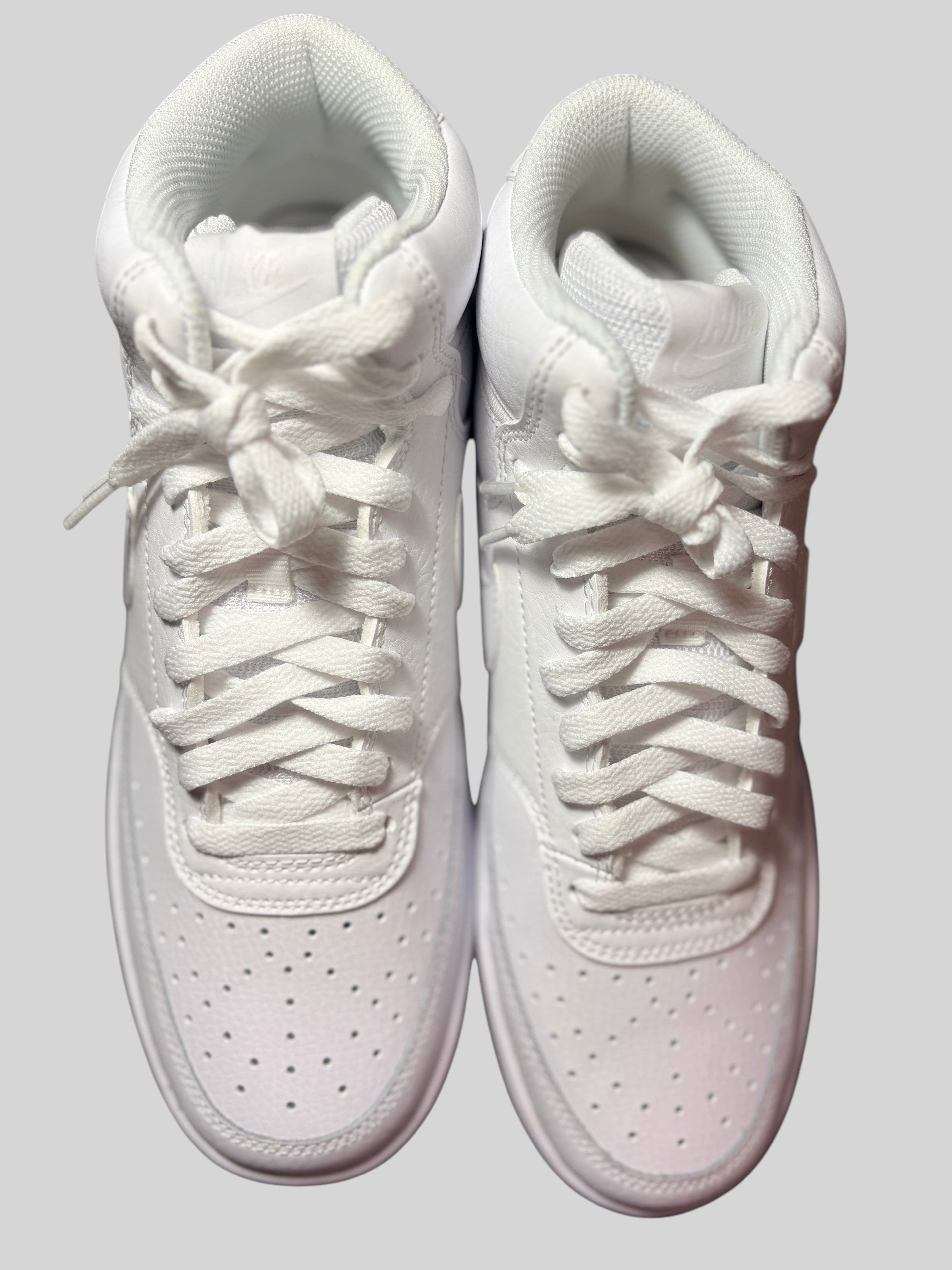 Baskets montantes Nike Court Vision Mid Triple White chez FASHION SC, en cuir blanc perforé avec lacets assortis.