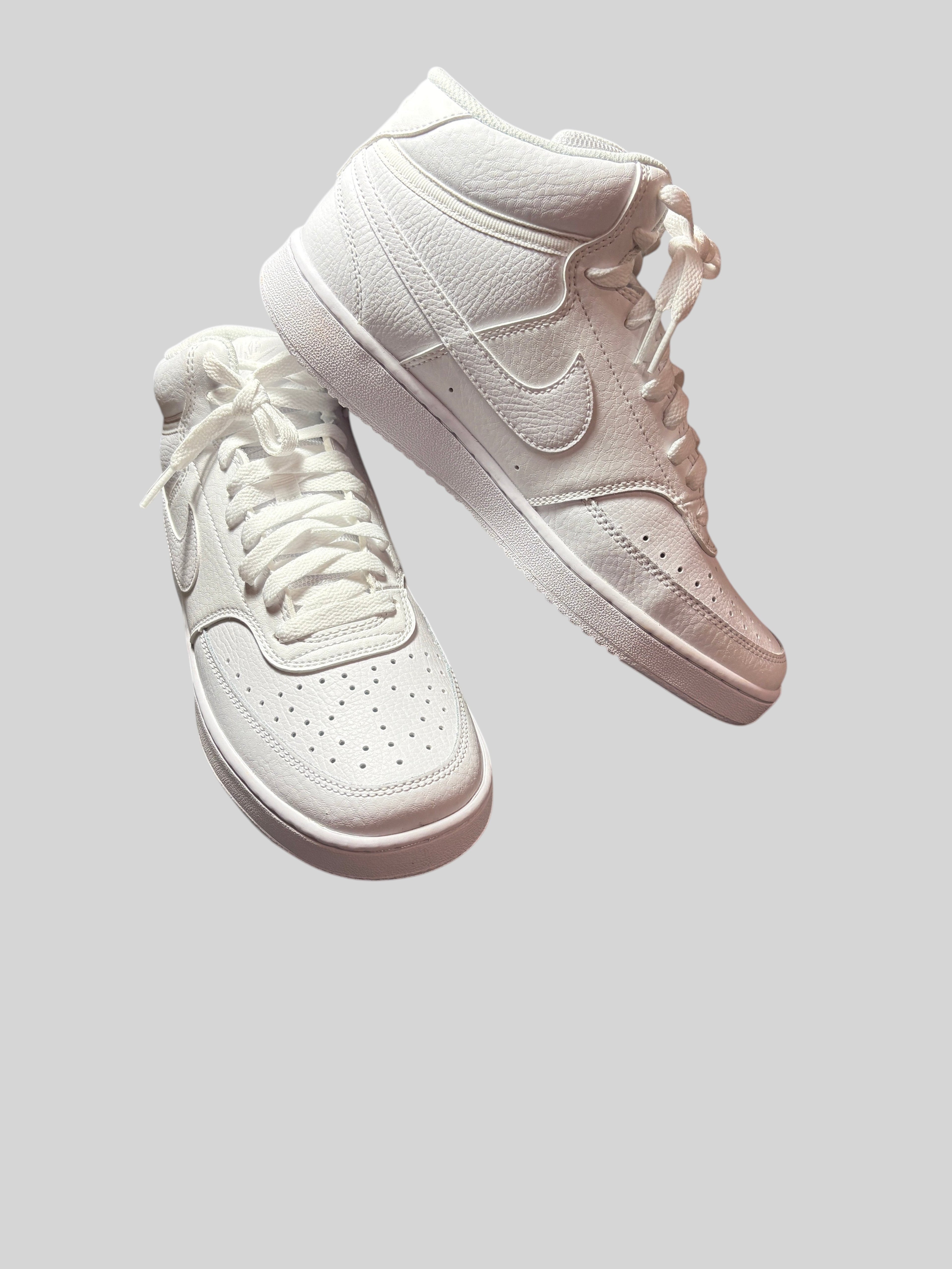 Baskets montantes FASHION SC Nike Court Vision Mid pour femme en cuir blanc Triple White avec détails perforés