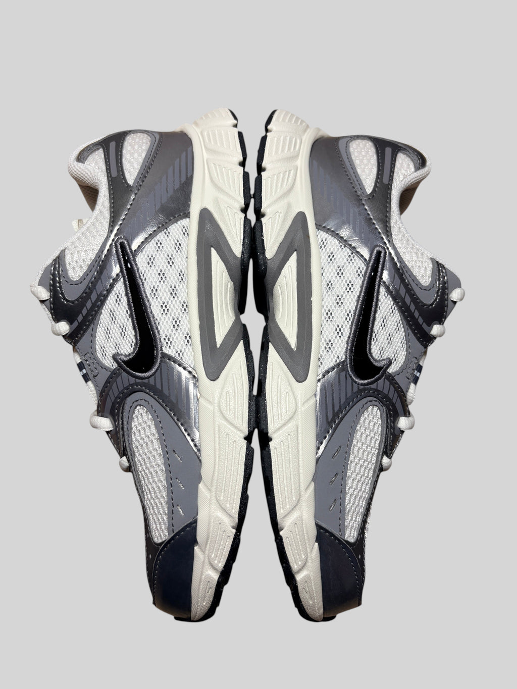 Baskets FASHION SC Nike V5 RNR grises en mesh et synthétique style Y2K avec logo Swoosh noir