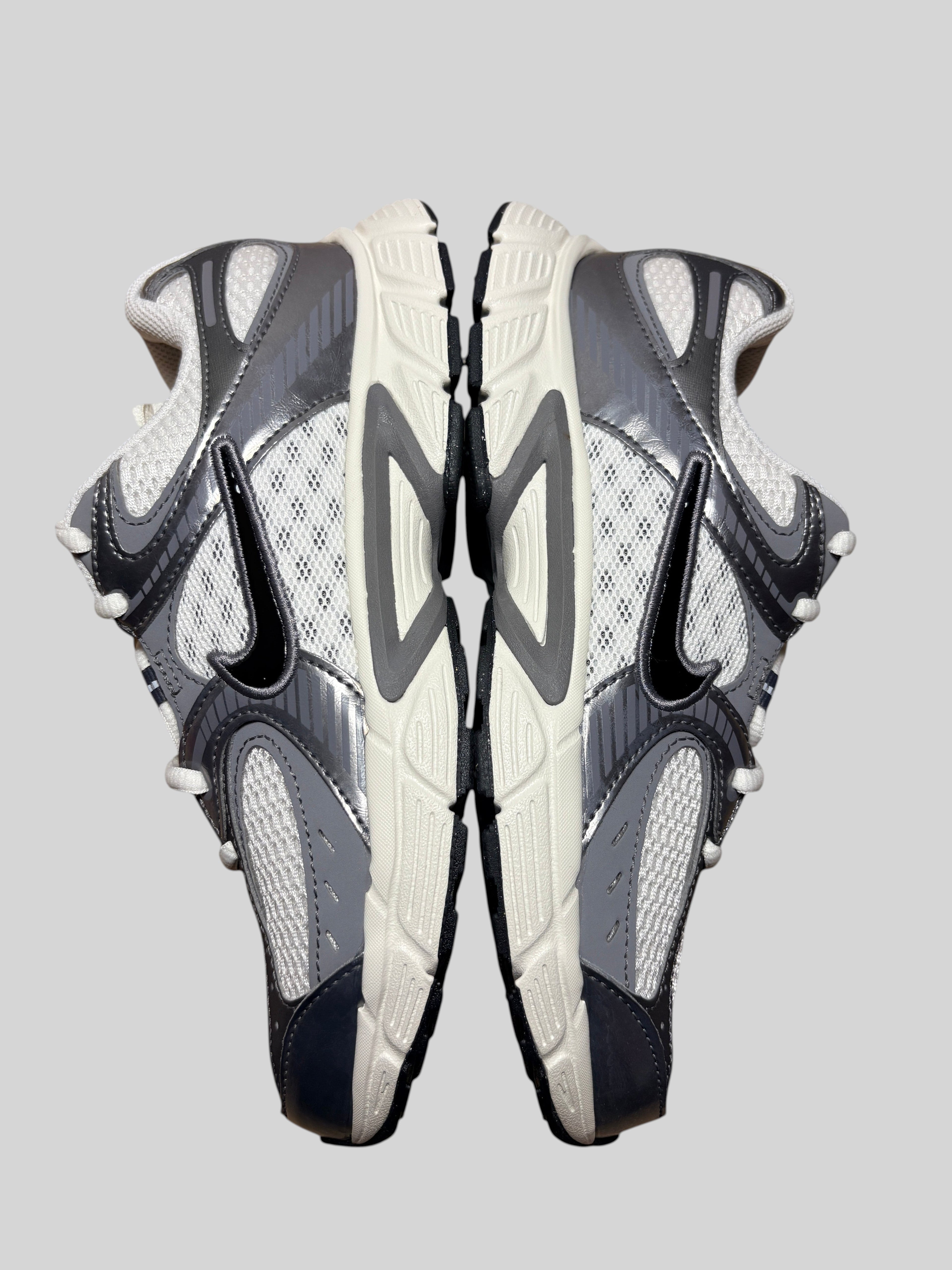 Baskets FASHION SC Nike V5 RNR grises en mesh et synthétique style Y2K avec logo Swoosh noir