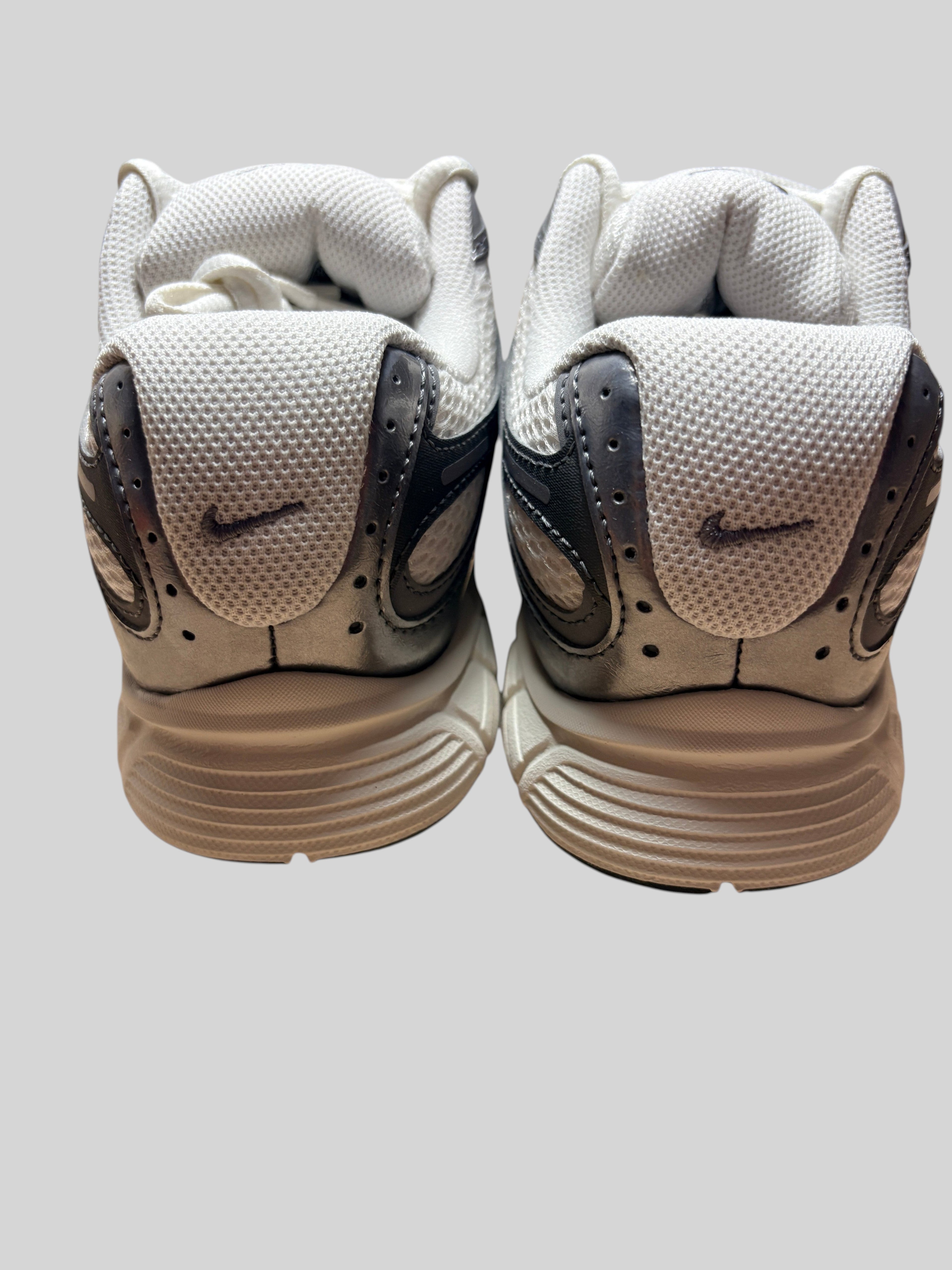 Vue arrière des baskets FASHION SC Nike V5 RNR grises en mesh et synthétique avec logo Swoosh et semelle amortissante