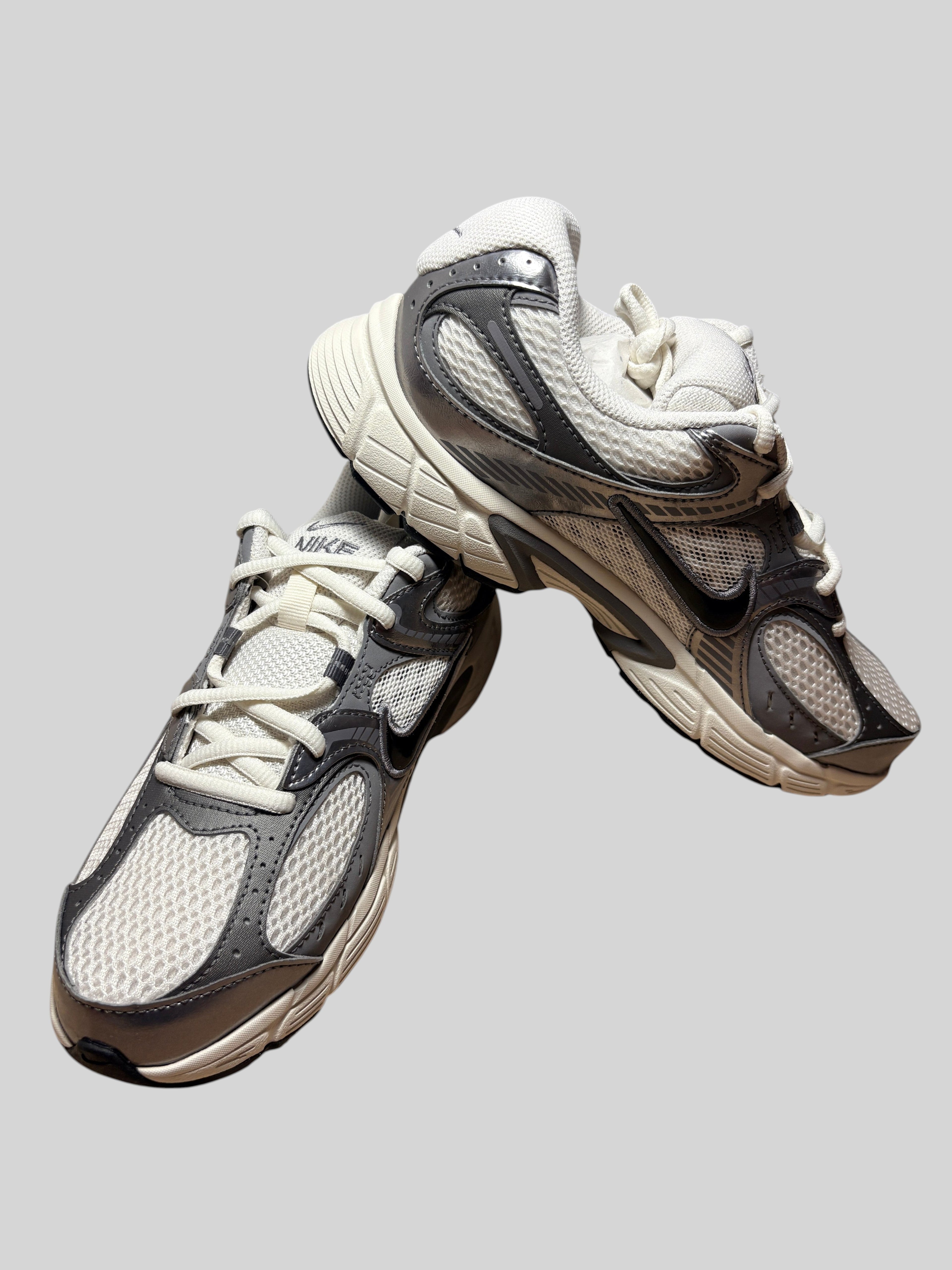 Baskets FASHION SC Nike V5 RNR grises en mesh et synthétique au style rétro Y2K pour un look streetwear