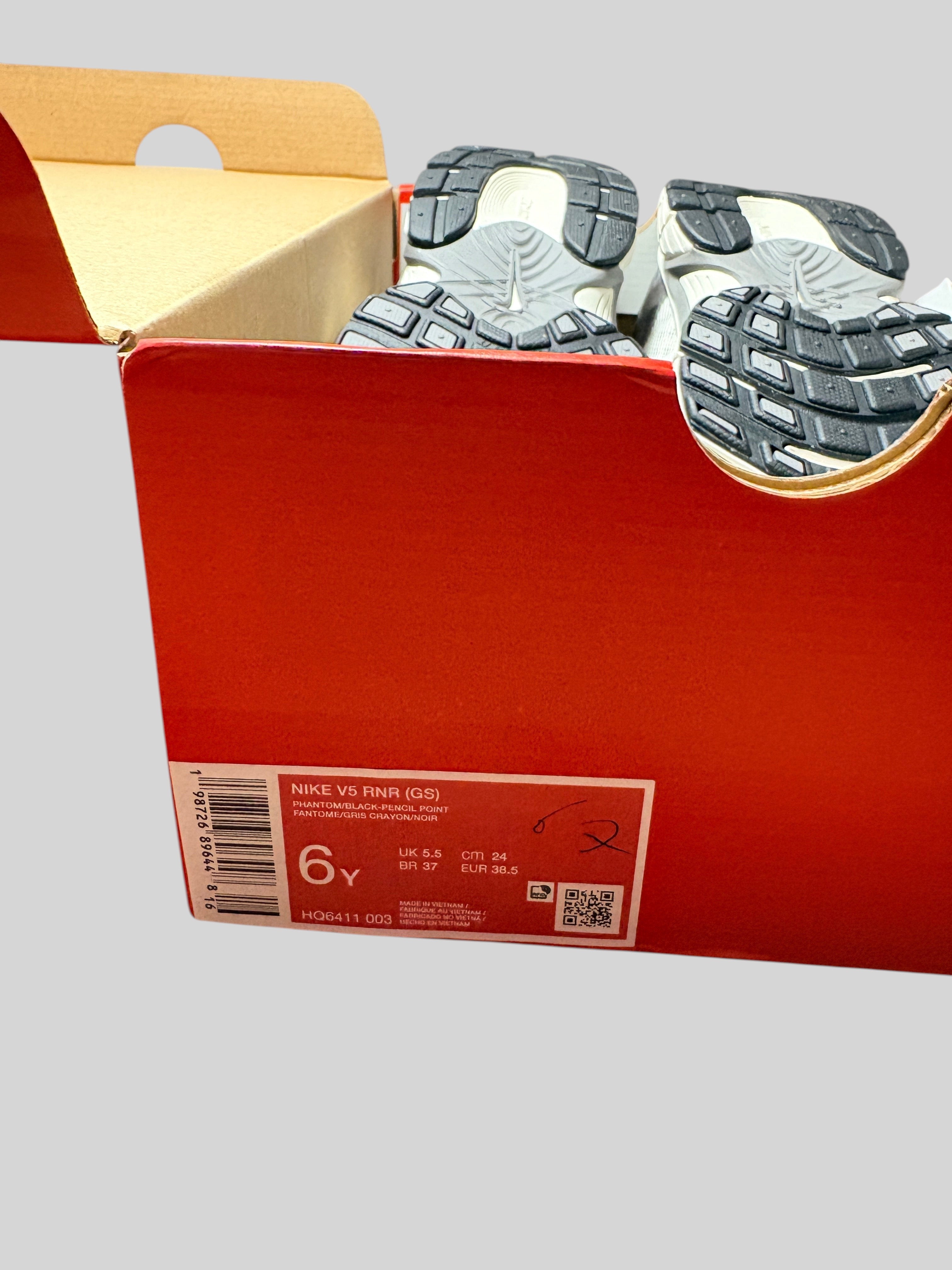 Boîte à chaussures FASHION SC contenant des baskets Nike V5 RNR GS grises au style Y2K avec semelle en caoutchouc