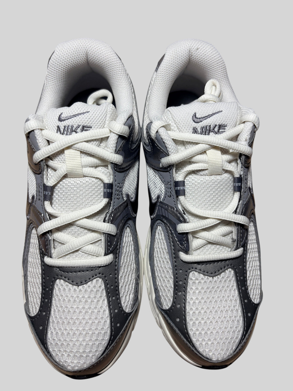 Baskets FASHION SC Nike V5 RNR grises en mesh et synthétique au style Y2K avec lacets blancs