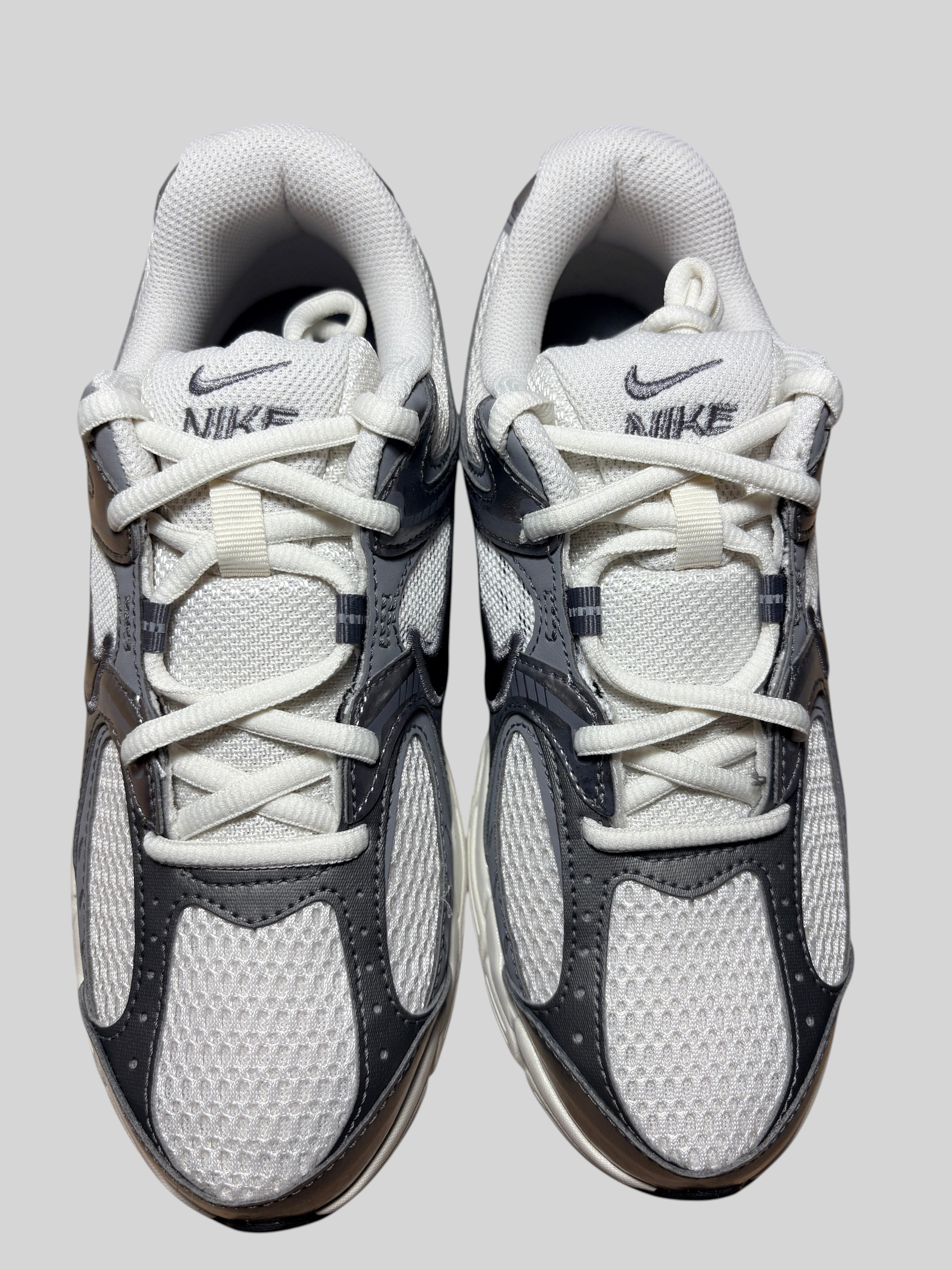 Baskets FASHION SC Nike V5 RNR grises en mesh et synthétique au style Y2K avec lacets blancs