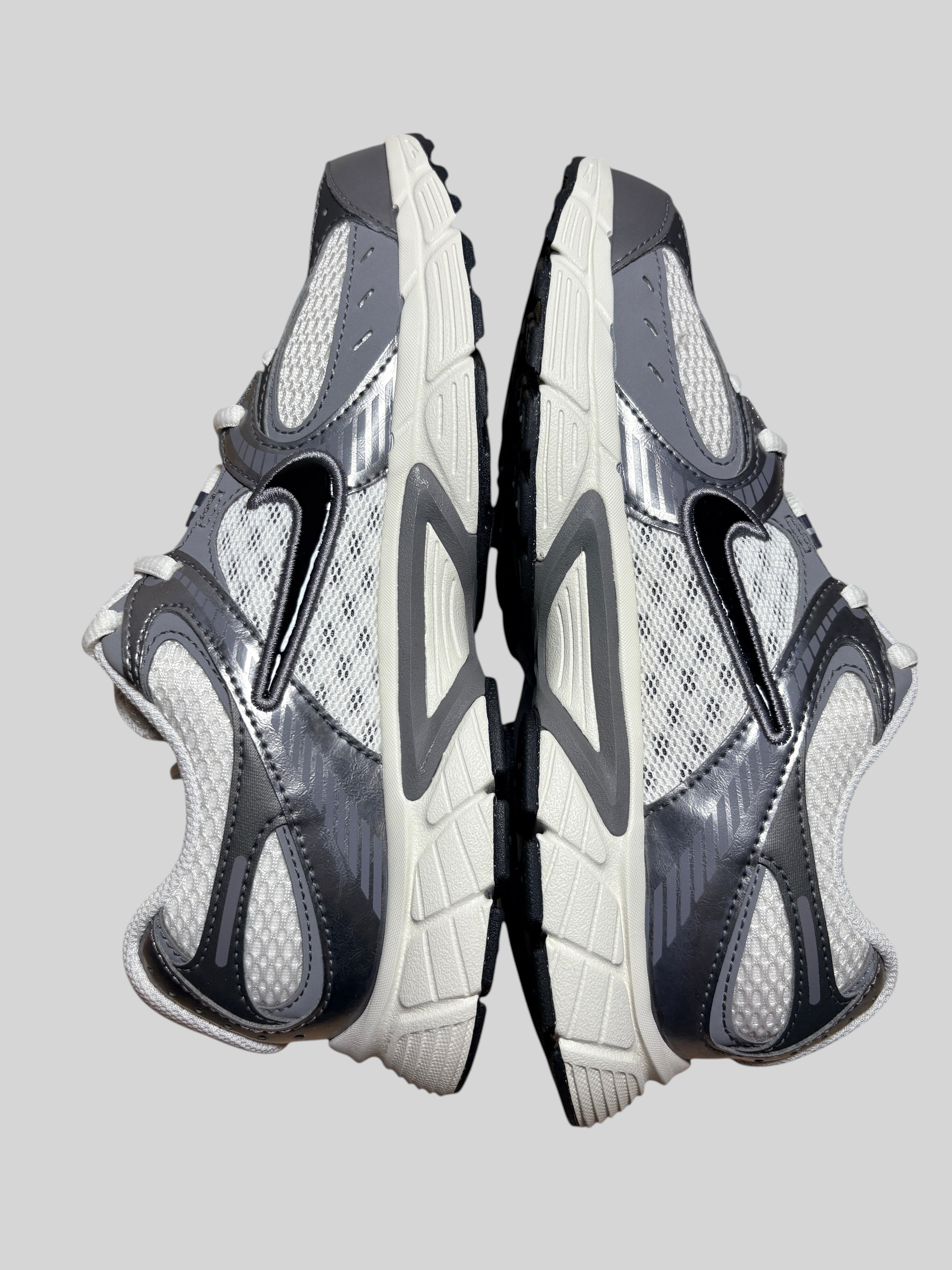 Baskets FASHION SC Nike V5 RNR grises en mesh et synthétique style Y2K avec semelle amortissante