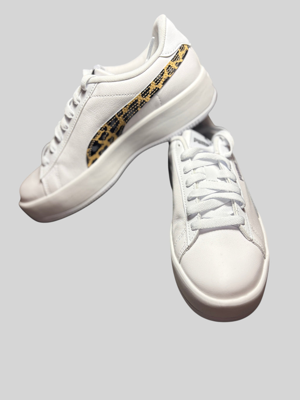 Baskets FASHION SC Puma Lily Platform Leo en cuir blanc avec bande Formstrip à motif léopard et semelle compensée