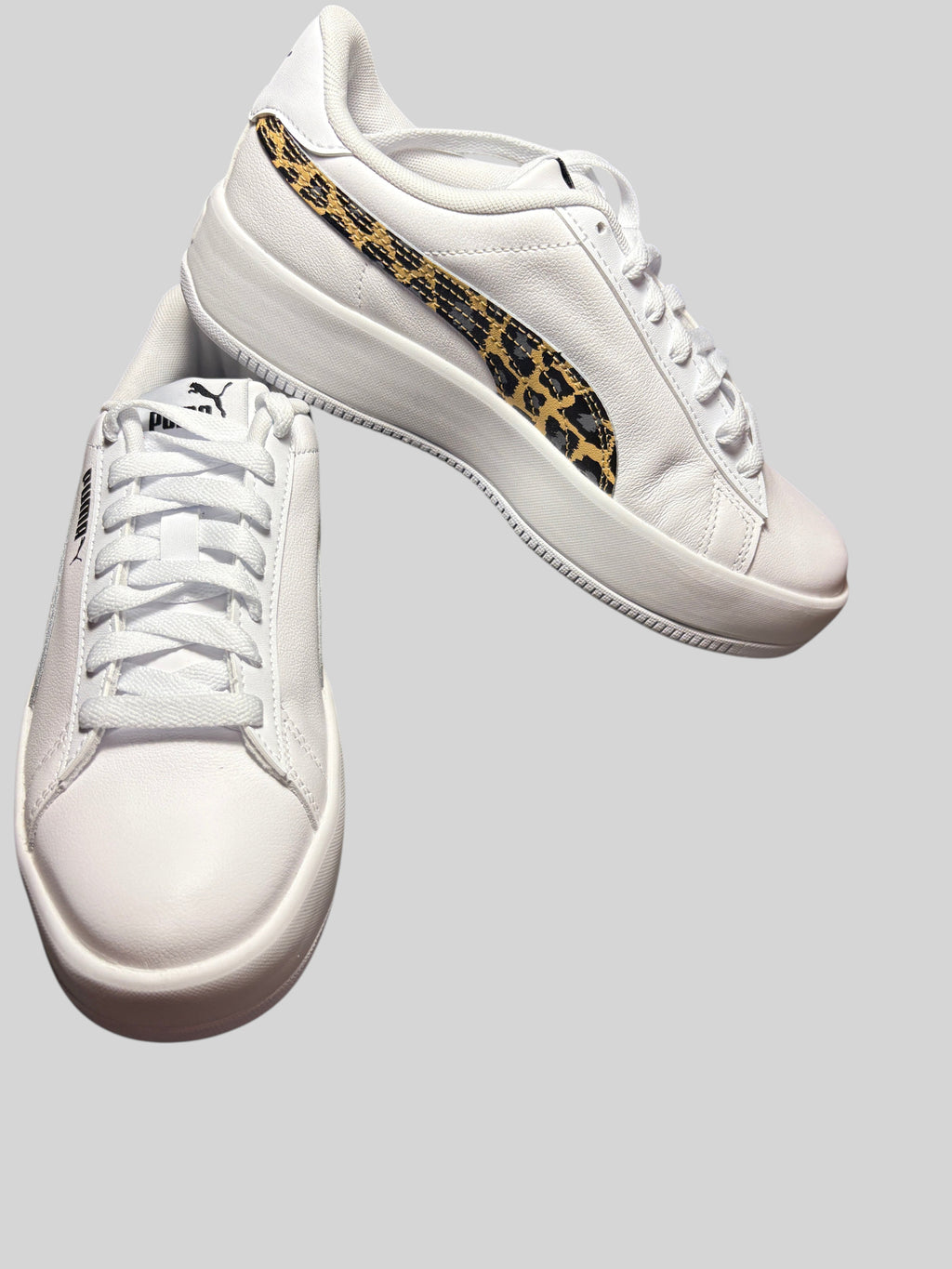 Baskets Puma Lily Platform Leo blanches en cuir avec bande Formstrip à motif léopard, vendues par FASHION SC