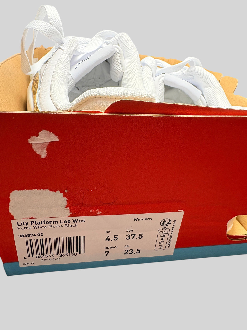 Boîte de chaussures FASHION SC contenant des baskets Puma Lily Platform Leo blanches avec détails léopard
