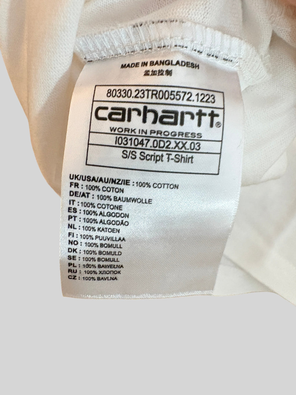 Étiquette intérieure en coton du t-shirt FASHION SC Carhartt WIP indiquant la composition et le lieu de fabrication