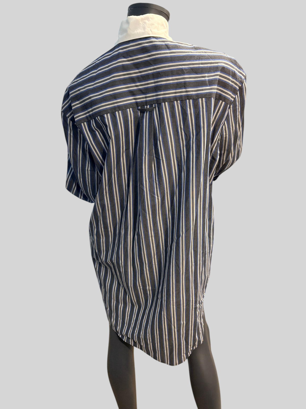 Vue arrière de la chemise oversize FASHION SC Sandro en popeline de coton rayée bleu, anthracite et blanc