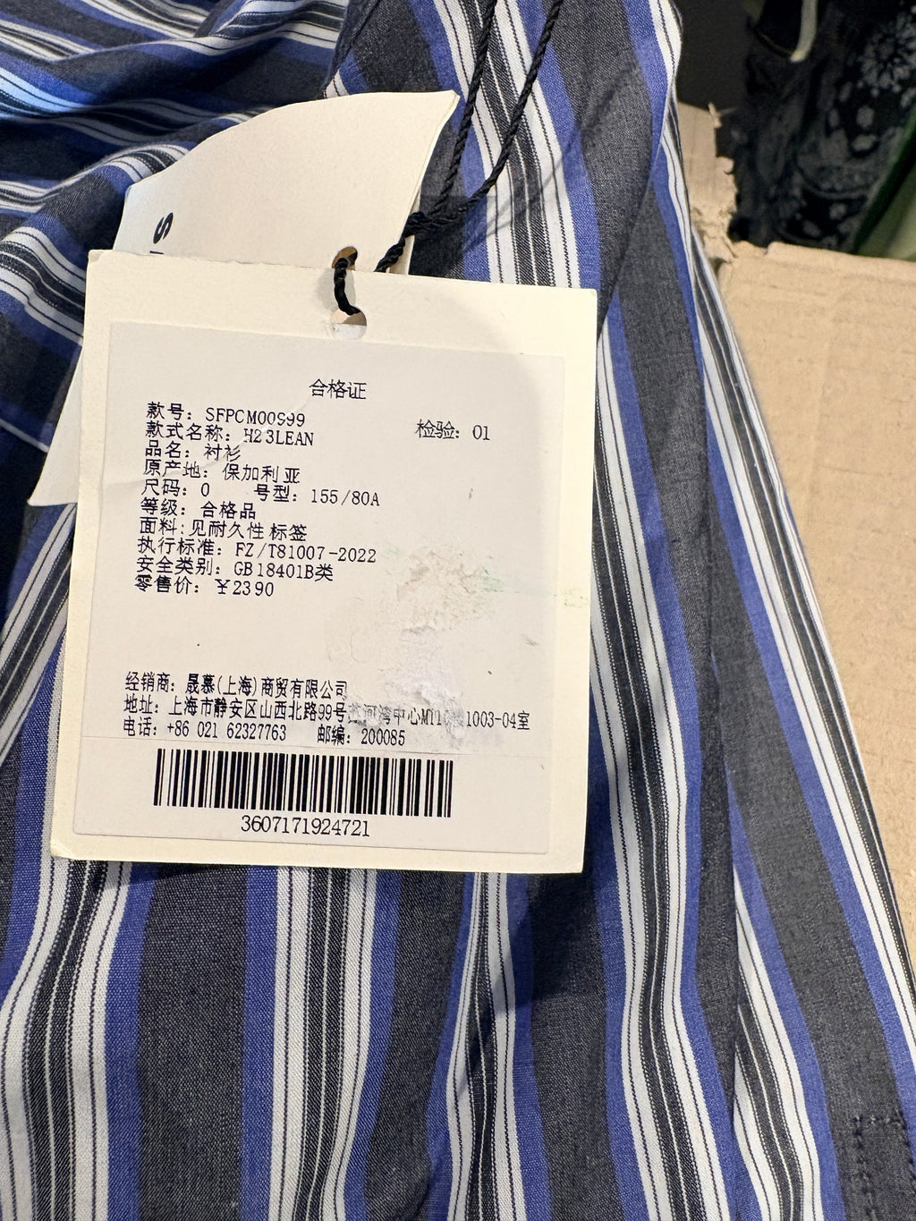Chemise oversize FASHION SC Sandro en coton rayé bleu, anthracite et blanc avec étiquette de prix