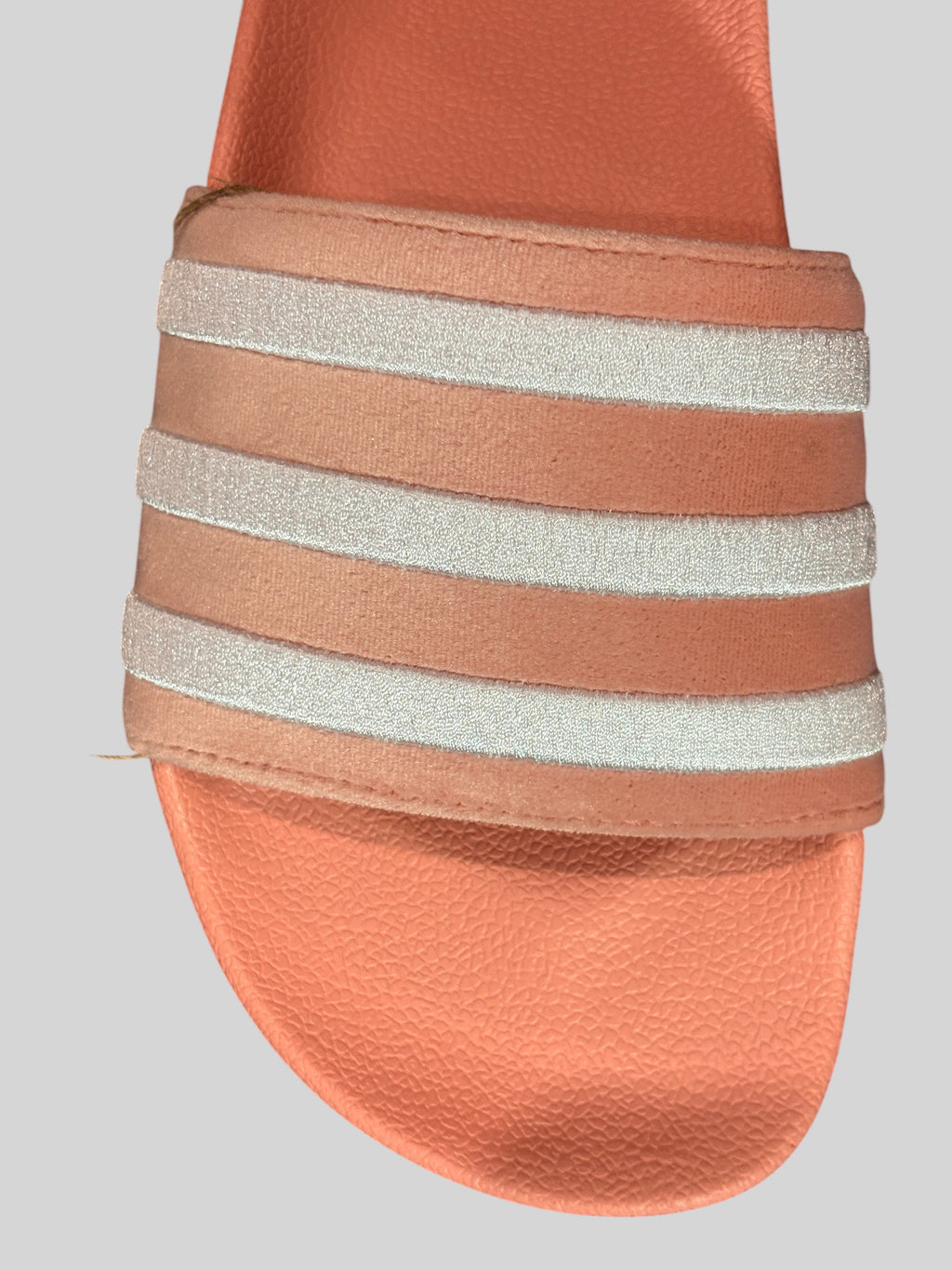 Claquette FASHION SC Adidas Adilette W en velours rose mauve et blanc avec trois bandes emblématiques