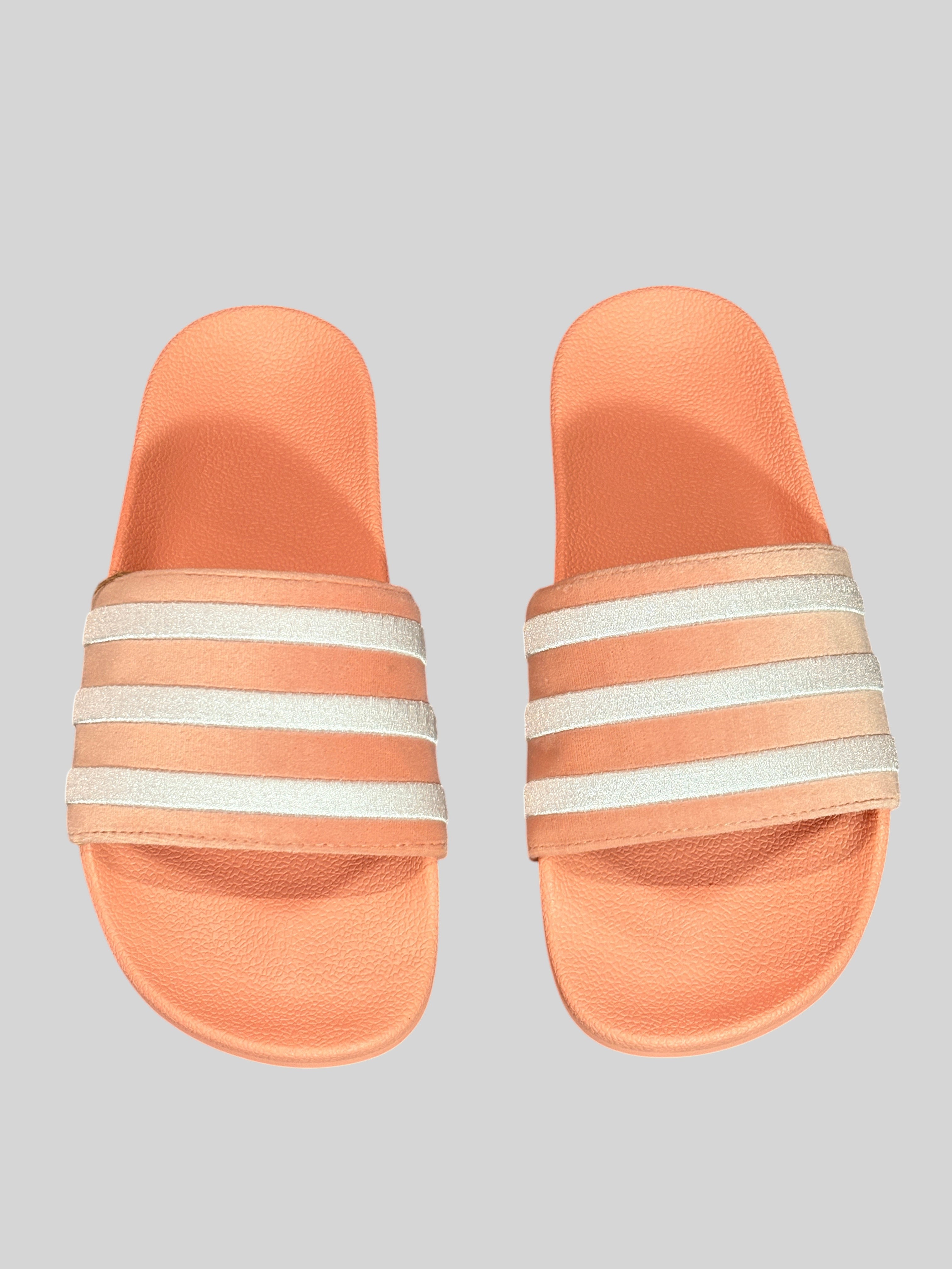 Claquettes FASHION SC Adidas Adilette W en velours rose mauve et blanc avec trois bandes emblématiques