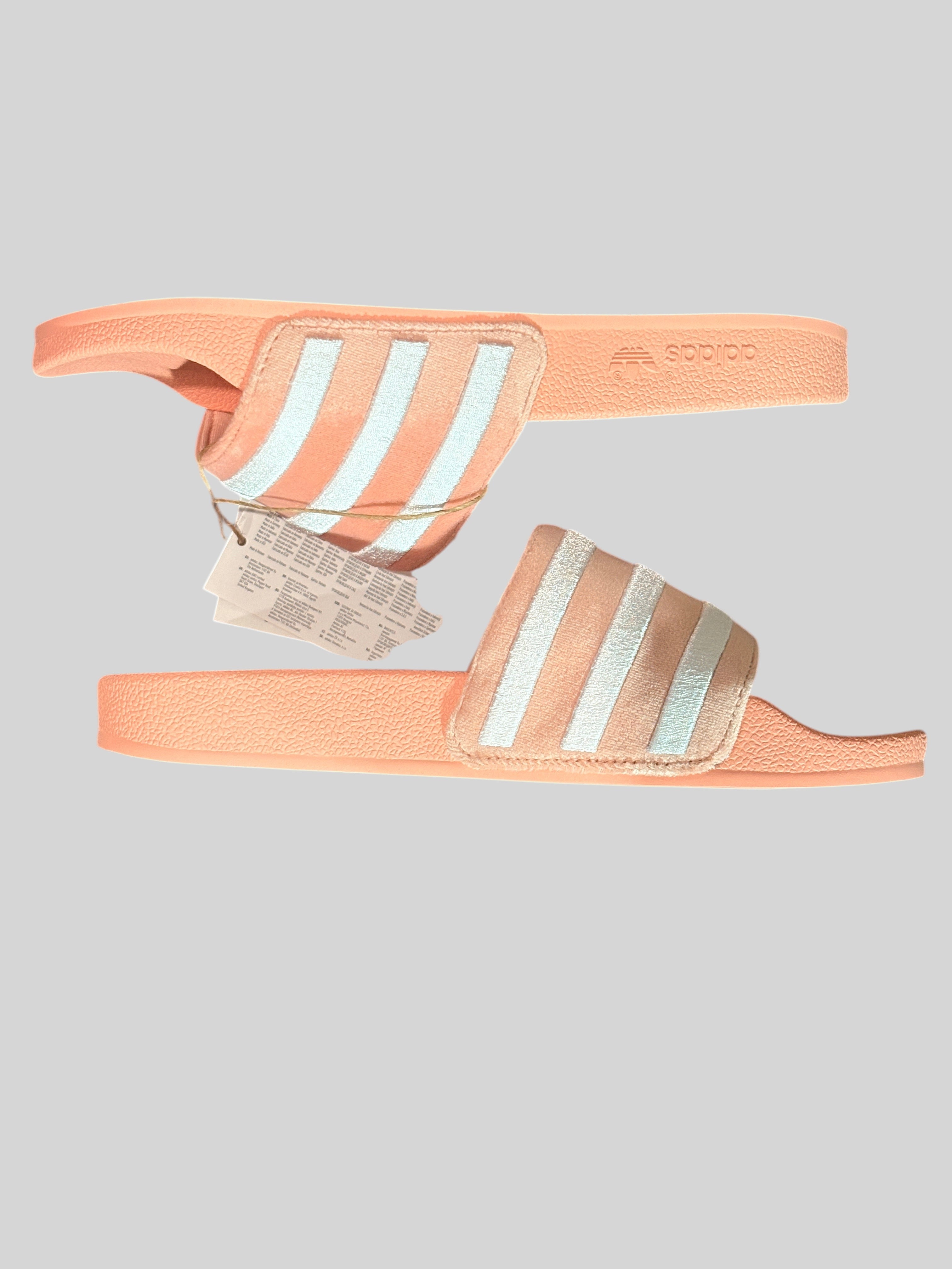 Claquettes FASHION SC Adidas Adilette W en velours rose mauve et blanc avec étiquette, vue latérale