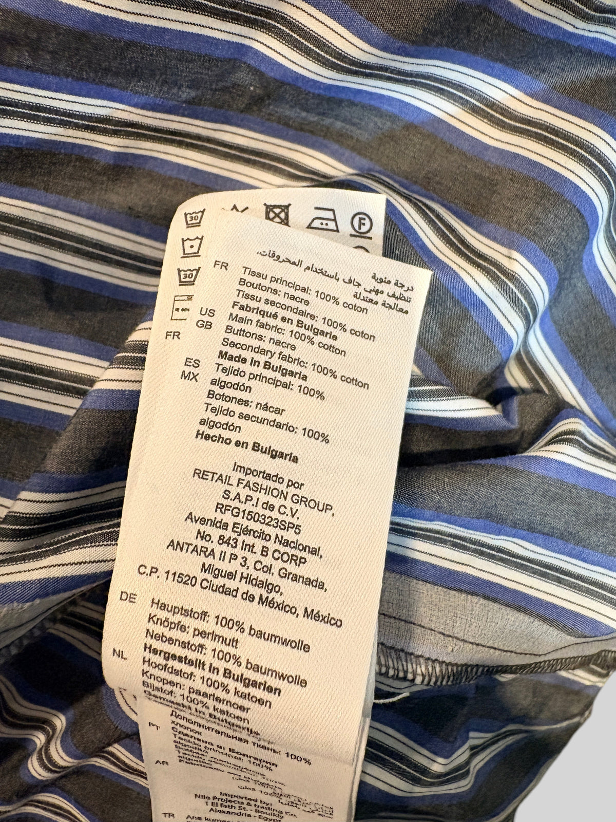 Étiquette de composition FASHION SC sur chemise Sandro oversize en coton rayé bleu, anthracite et blanc
