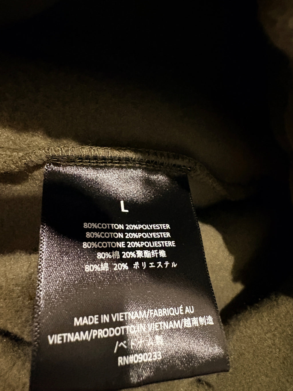Étiquette de composition FASHION SC Fear of God ESSENTIALS indiquant 80% coton et 20% polyester pour short kaki