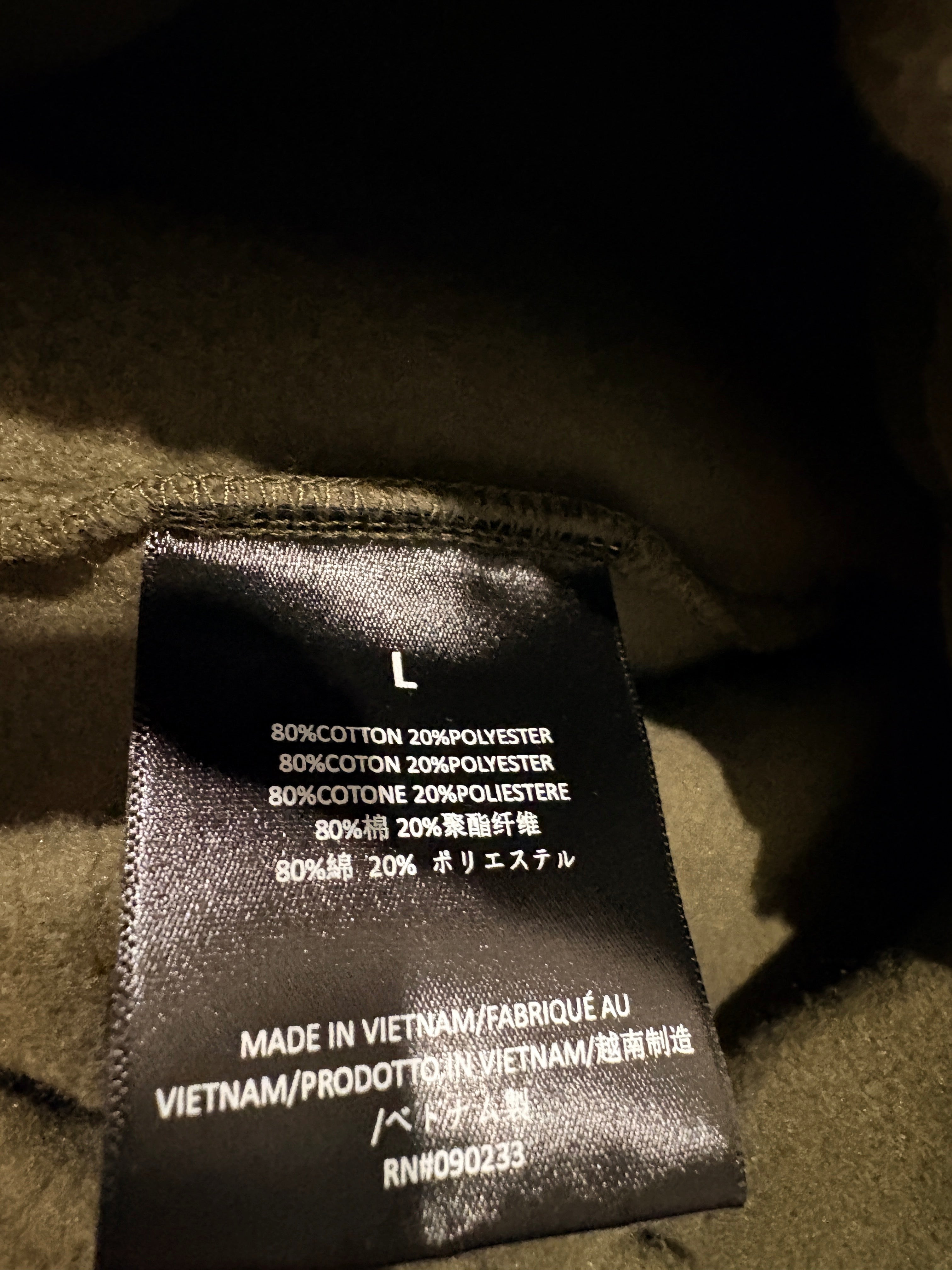Étiquette de composition FASHION SC Fear of God ESSENTIALS indiquant 80% coton et 20% polyester pour short kaki