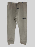 Pantalon de jogging FASHION SC Fear of God ESSENTIALS 1977 en molleton gris beige Dark Oatmeal avec cordon