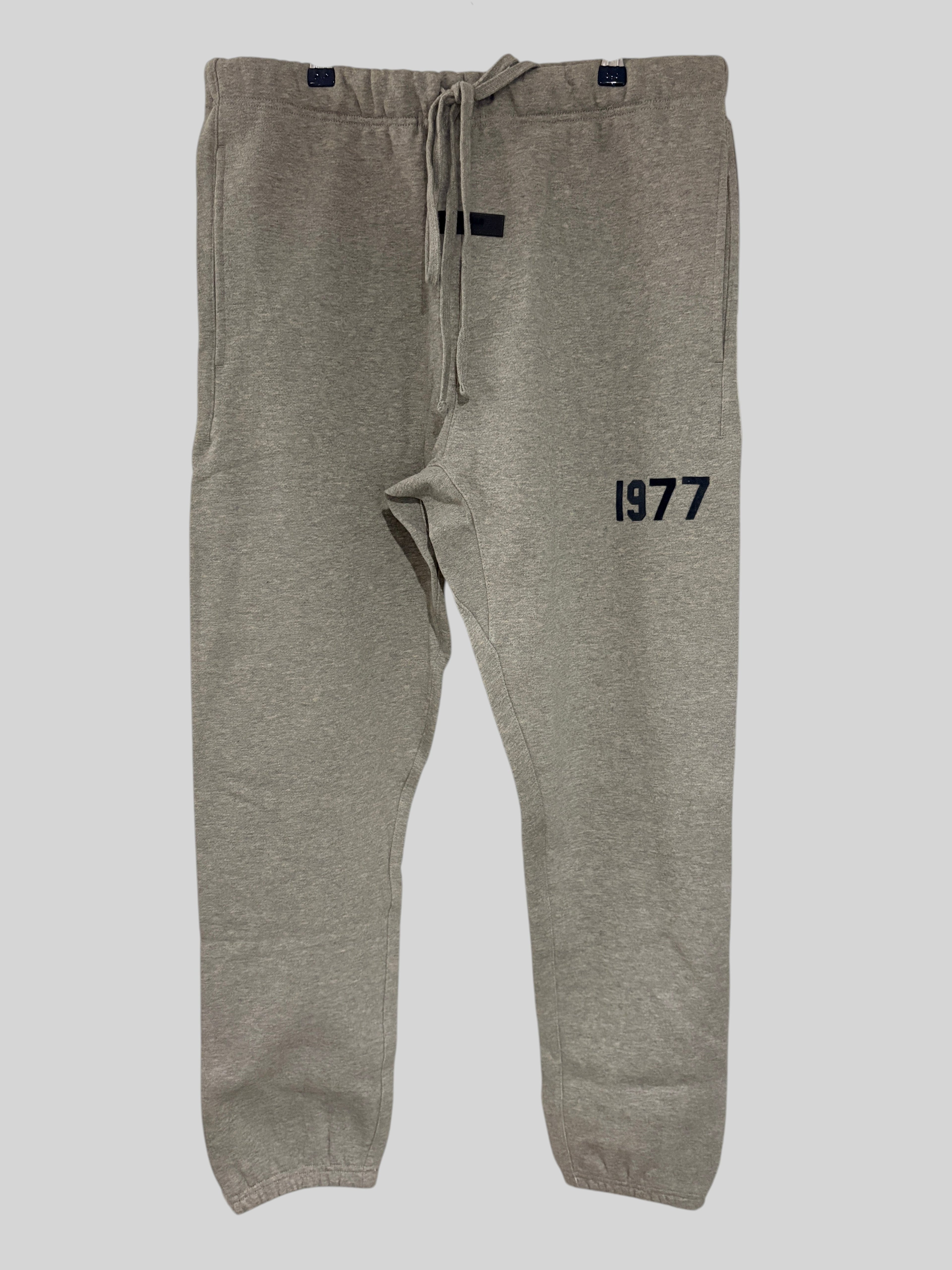 Pantalon de jogging FASHION SC Fear of God ESSENTIALS 1977 en molleton gris beige Dark Oatmeal avec cordon