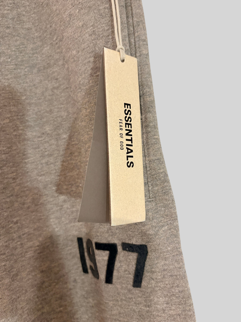 Pantalon de jogging FASHION SC Fear of God ESSENTIALS 1977 en molleton gris chiné Dark Oatmeal avec étiquette