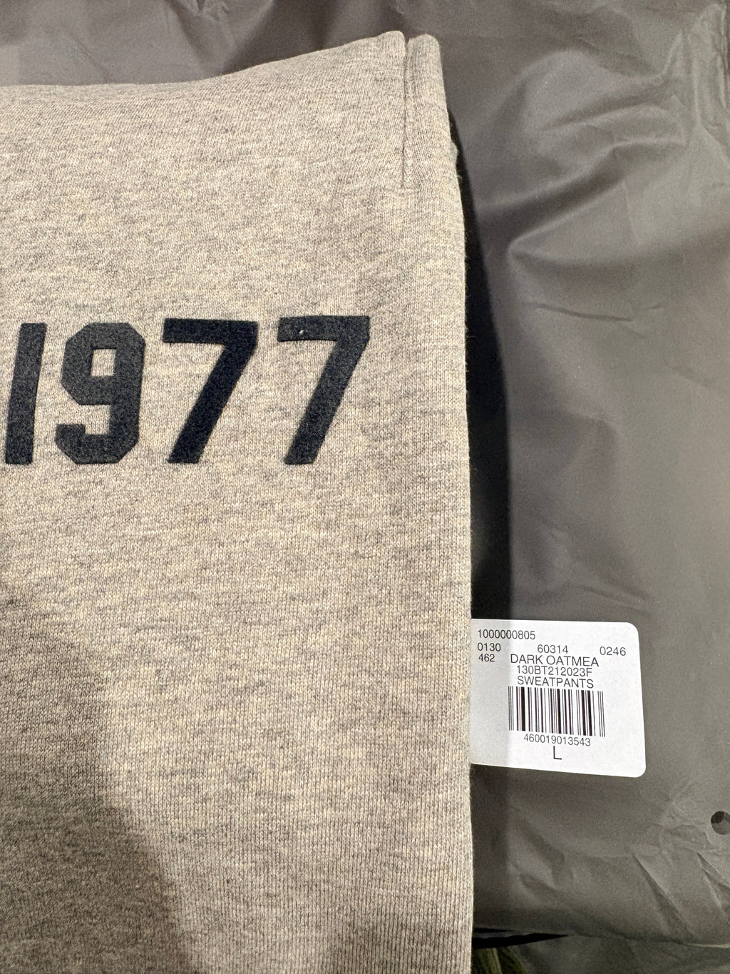 Pantalon de jogging FASHION SC Fear of God ESSENTIALS 1977 en molleton gris beige Dark Oatmeal avec étiquette