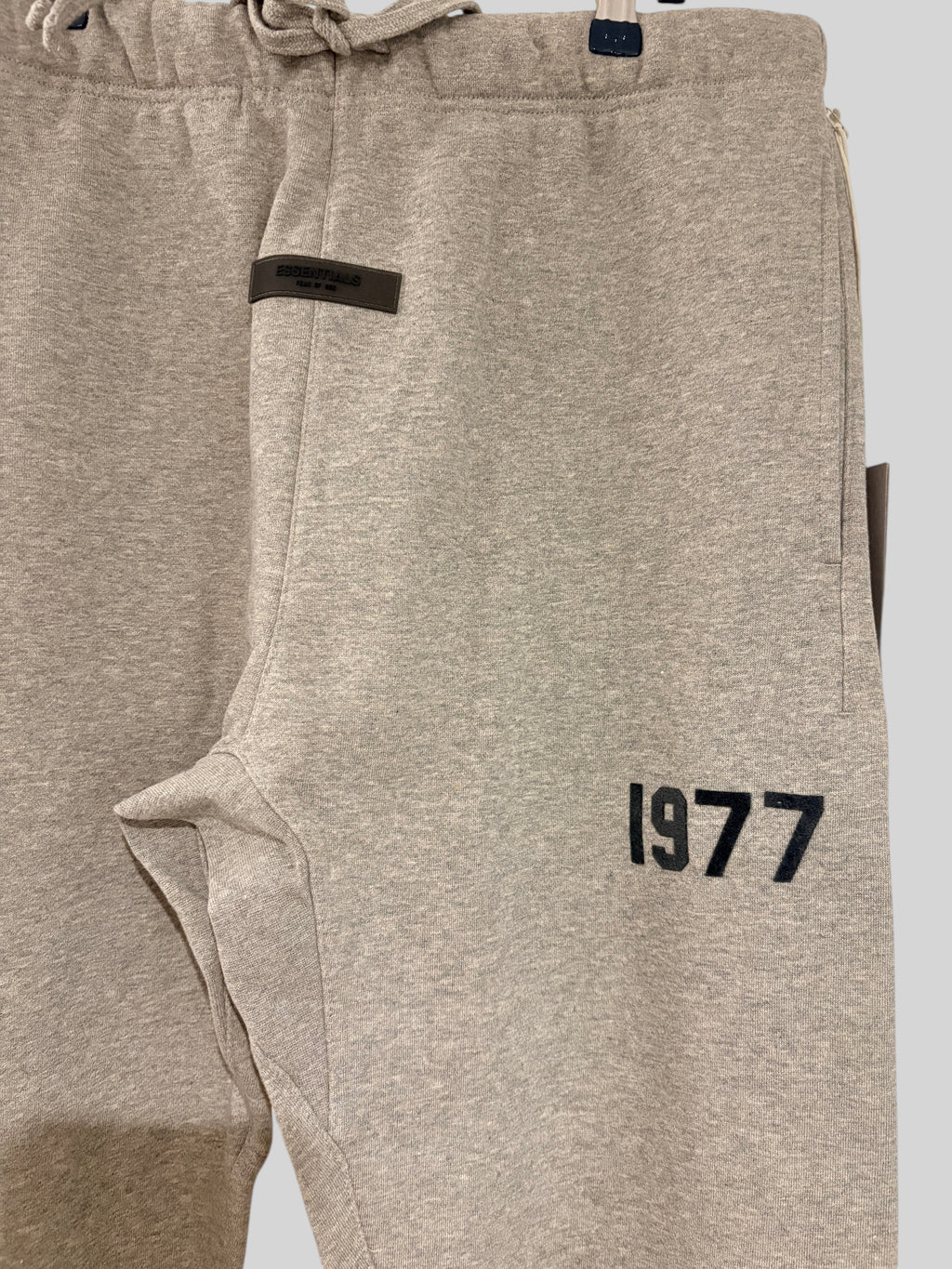 Pantalon de jogging FASHION SC Fear of God ESSENTIALS 1977 en molleton gris beige Dark Oatmeal avec logo imprimé