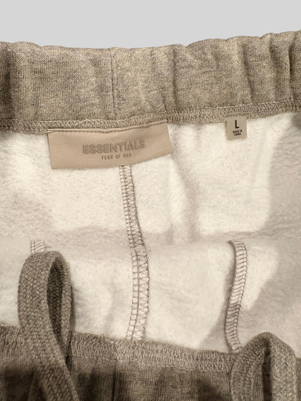 Etiquette intérieure FASHION SC Fear of God ESSENTIALS sur pantalon de jogging Dark Oatmeal en molleton doux
