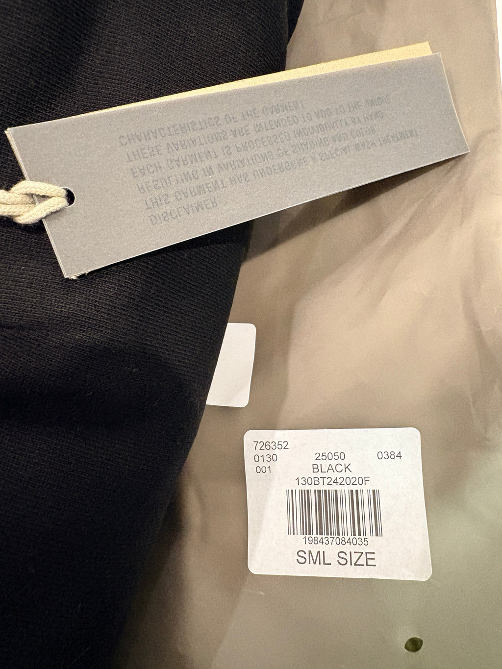 Étiquette officielle FASHION SC pour pantalon Fear of God Essentials Fleece Sweatpant noir avec code-barres et détails