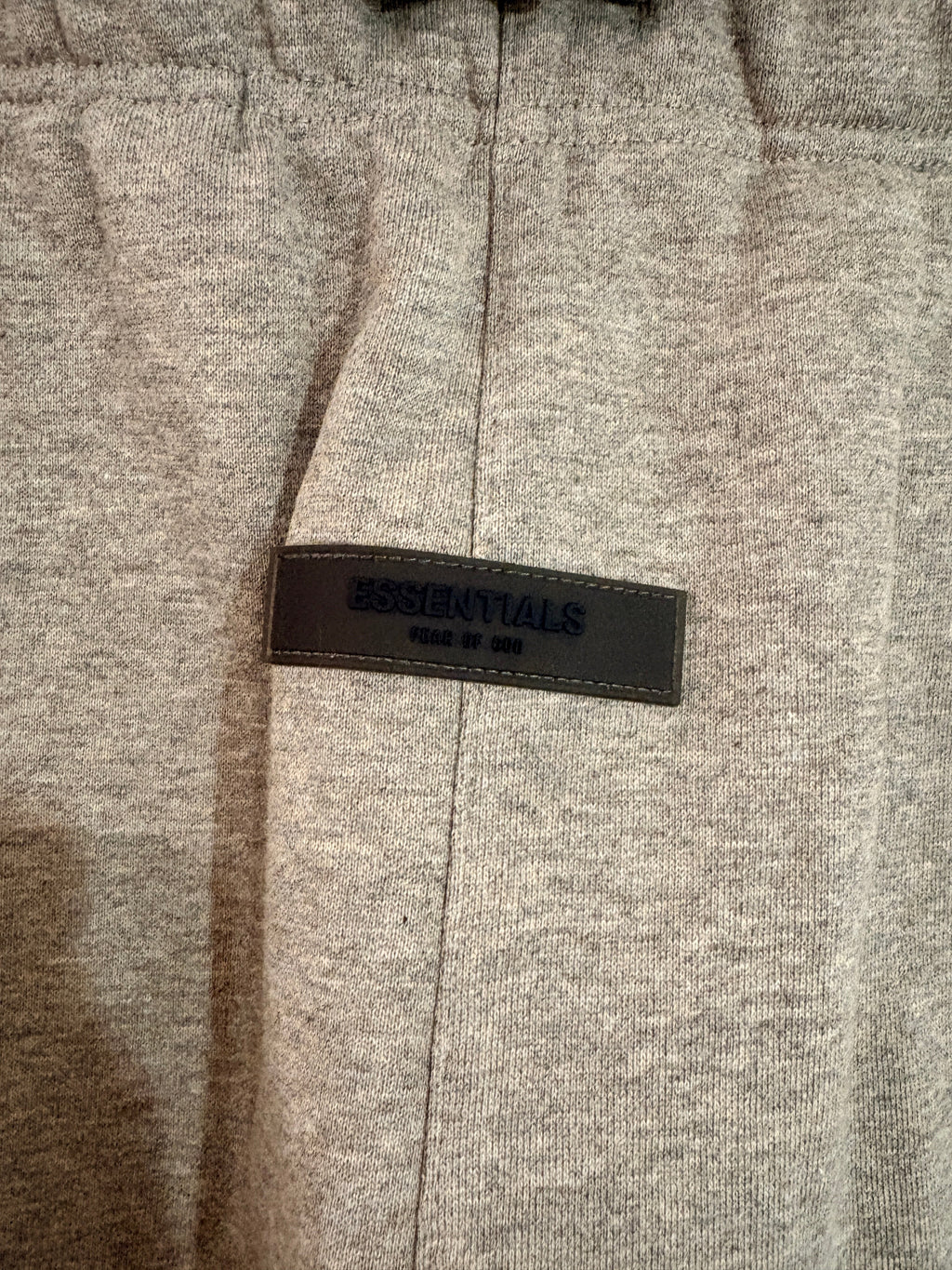 Pantalon de jogging FASHION SC Fear of God ESSENTIALS en molleton gris chiné Dark Oatmeal avec étiquette logo noire